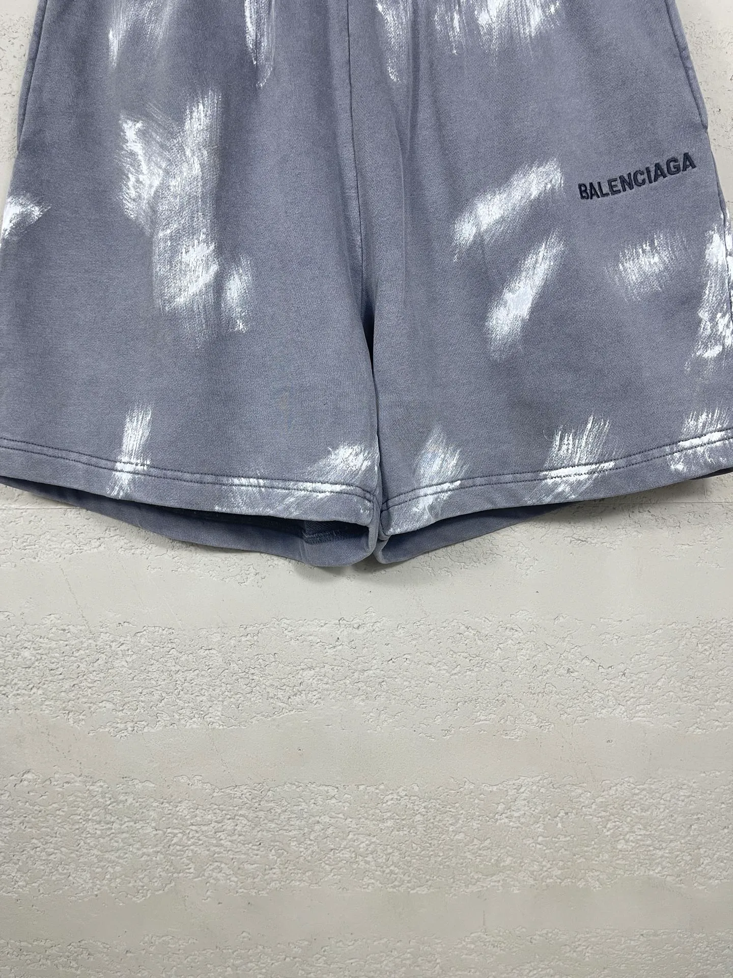 🅿️240 real shots [Top version. Official website quality] BALENCI*GA/Paris. 2025 new model. Embroidered letter LOGO on the front, washed, distressed, hand-painted graffiti shorts. Brick cabinet synchronization. Genuine product developed at the first time, super heavy craftsmanship! Happy printing comparison! The fabric is made of Paris ZP custom-woven and dyed 100% cotton terry sweatshirt. The weight is 460 grams. The cloth surface is clean. The cloth pattern is clear, soft and comfortable to the touch. The embroidery is embroidered with an imported Tajima embroidery machine. The letters are clear and the effect is three-dimensional. The version adopts a loose version. Same style for men and women. Code: BL257006 Color: washed gray Size: XS S M L