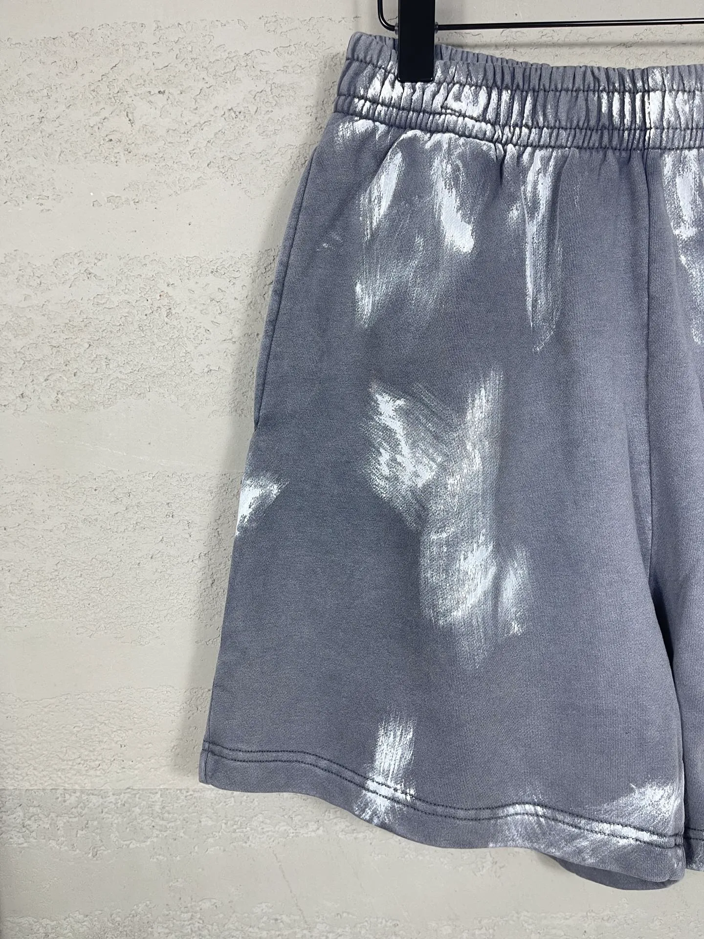 🅿️240 real shots [Top version. Official website quality] BALENCI*GA/Paris. 2025 new model. Embroidered letter LOGO on the front, washed, distressed, hand-painted graffiti shorts. Brick cabinet synchronization. Genuine product developed at the first time, super heavy craftsmanship! Happy printing comparison! The fabric is made of Paris ZP custom-woven and dyed 100% cotton terry sweatshirt. The weight is 460 grams. The cloth surface is clean. The cloth pattern is clear, soft and comfortable to the touch. The embroidery is embroidered with an imported Tajima embroidery machine. The letters are clear and the effect is three-dimensional. The version adopts a loose version. Same style for men and women. Code: BL257006 Color: washed gray Size: XS S M L
