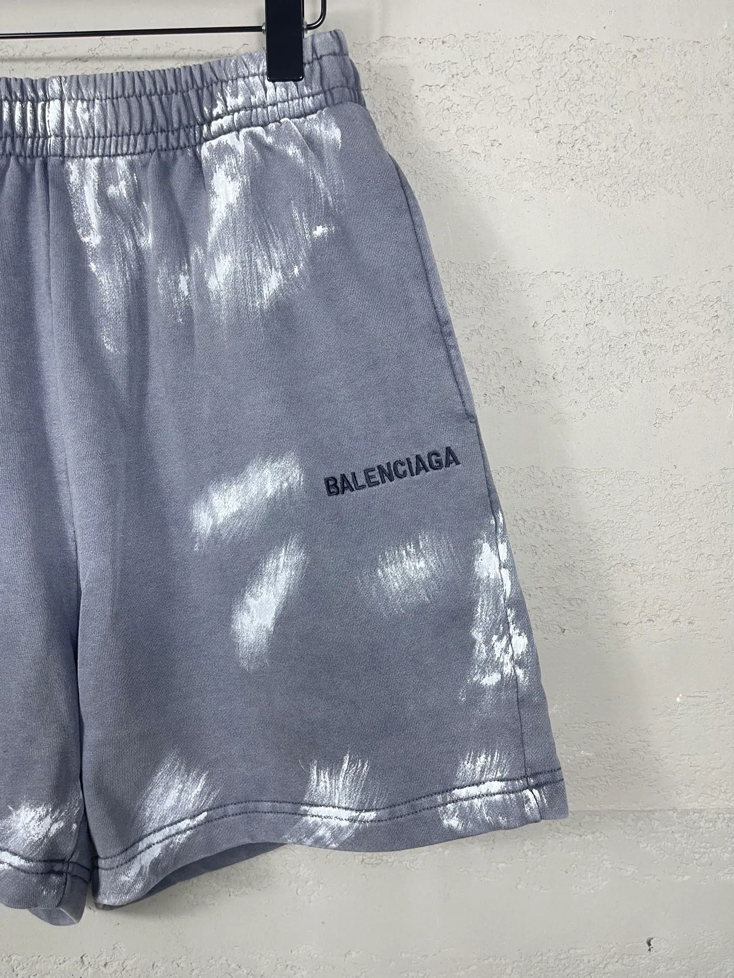 🅿️240 real shots [Top version. Official website quality] BALENCI*GA/Paris. 2025 new model. Embroidered letter LOGO on the front, washed, distressed, hand-painted graffiti shorts. Brick cabinet synchronization. Genuine product developed at the first time, super heavy craftsmanship! Happy printing comparison! The fabric is made of Paris ZP custom-woven and dyed 100% cotton terry sweatshirt. The weight is 460 grams. The cloth surface is clean. The cloth pattern is clear, soft and comfortable to the touch. The embroidery is embroidered with an imported Tajima embroidery machine. The letters are clear and the effect is three-dimensional. The version adopts a loose version. Same style for men and women. Code: BL257006 Color: washed gray Size: XS S M L