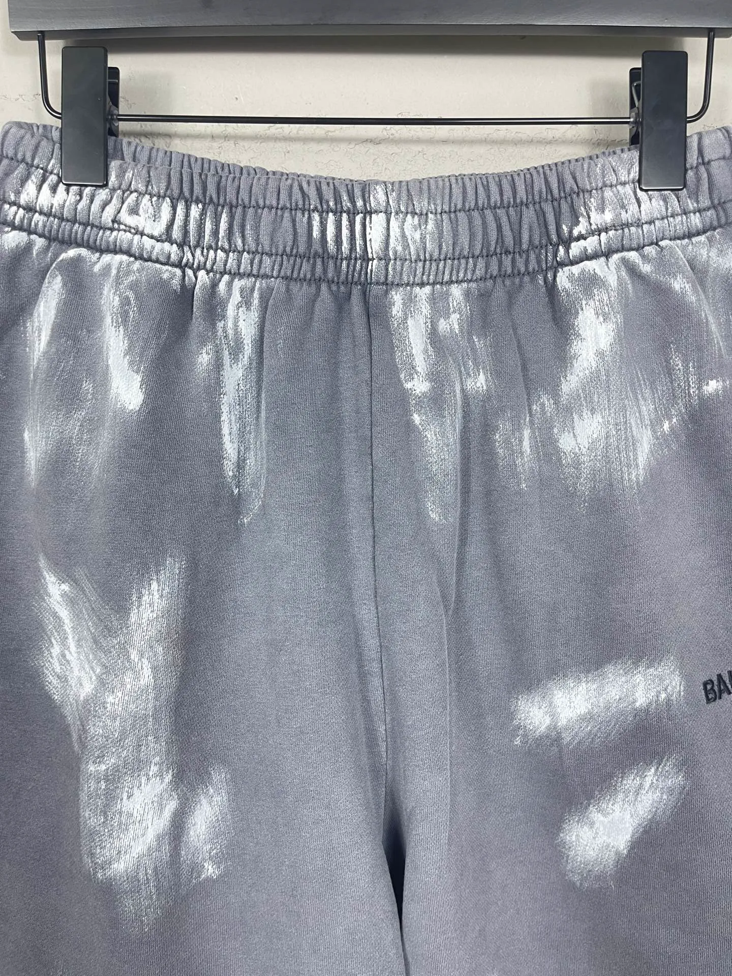 🅿️240 real shots [Top version. Official website quality] BALENCI*GA/Paris. 2025 new model. Embroidered letter LOGO on the front, washed, distressed, hand-painted graffiti shorts. Brick cabinet synchronization. Genuine product developed at the first time, super heavy craftsmanship! Happy printing comparison! The fabric is made of Paris ZP custom-woven and dyed 100% cotton terry sweatshirt. The weight is 460 grams. The cloth surface is clean. The cloth pattern is clear, soft and comfortable to the touch. The embroidery is embroidered with an imported Tajima embroidery machine. The letters are clear and the effect is three-dimensional. The version adopts a loose version. Same style for men and women. Code: BL257006 Color: washed gray Size: XS S M L