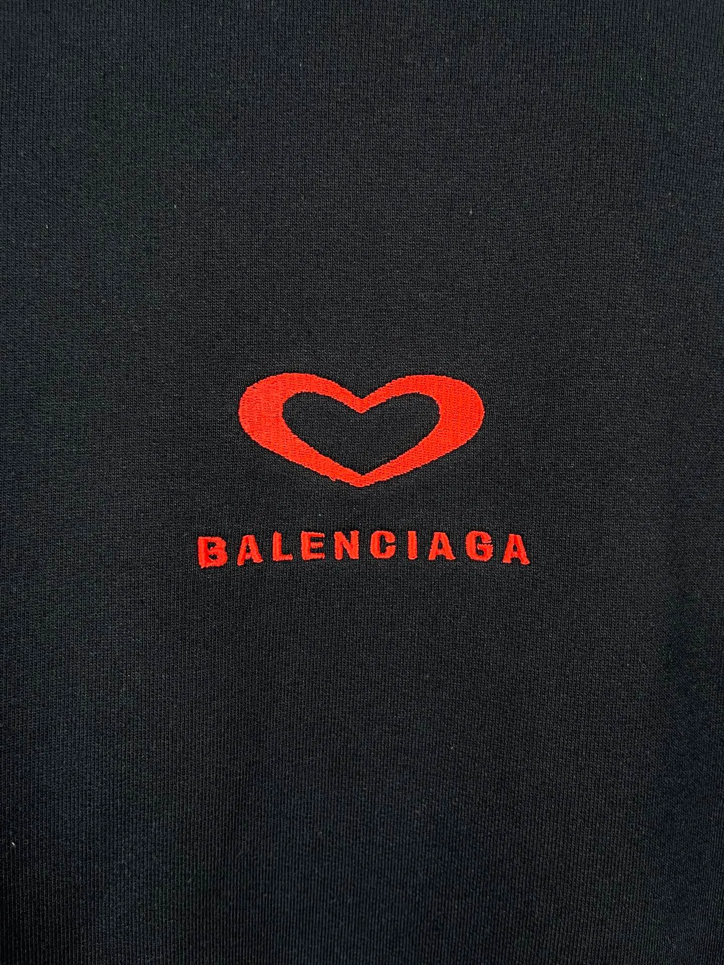 🅿️320 photos [Top version. Official website quality] BALENCI*GA/Paris.SS25 latest model, Paris Chinese Valentine's Day limited edition, hooded sweatshirt with love LOGO embroidery on the front and love LOGO printing on the back, synchronized with brick cabinets. Developed genuine product at the first time, welcome to compare! The fabric is made of Paris ZP custom-woven and dyed cotton sweatshirt. Weighing 460 grams, the cloth surface is clean. The cloth pattern is clear, soft and comfortable. The threads are dyed with no color difference. The embroidery is done using imported Tajima embroidery machines. The printing uses environmentally friendly imported rubber paddles. The letters are clear and the effect is three-dimensional. The version adopts OS loose shoulder design. Same style for men and women. Code: BL259968 Color: black, off-white Size: XS S M L
