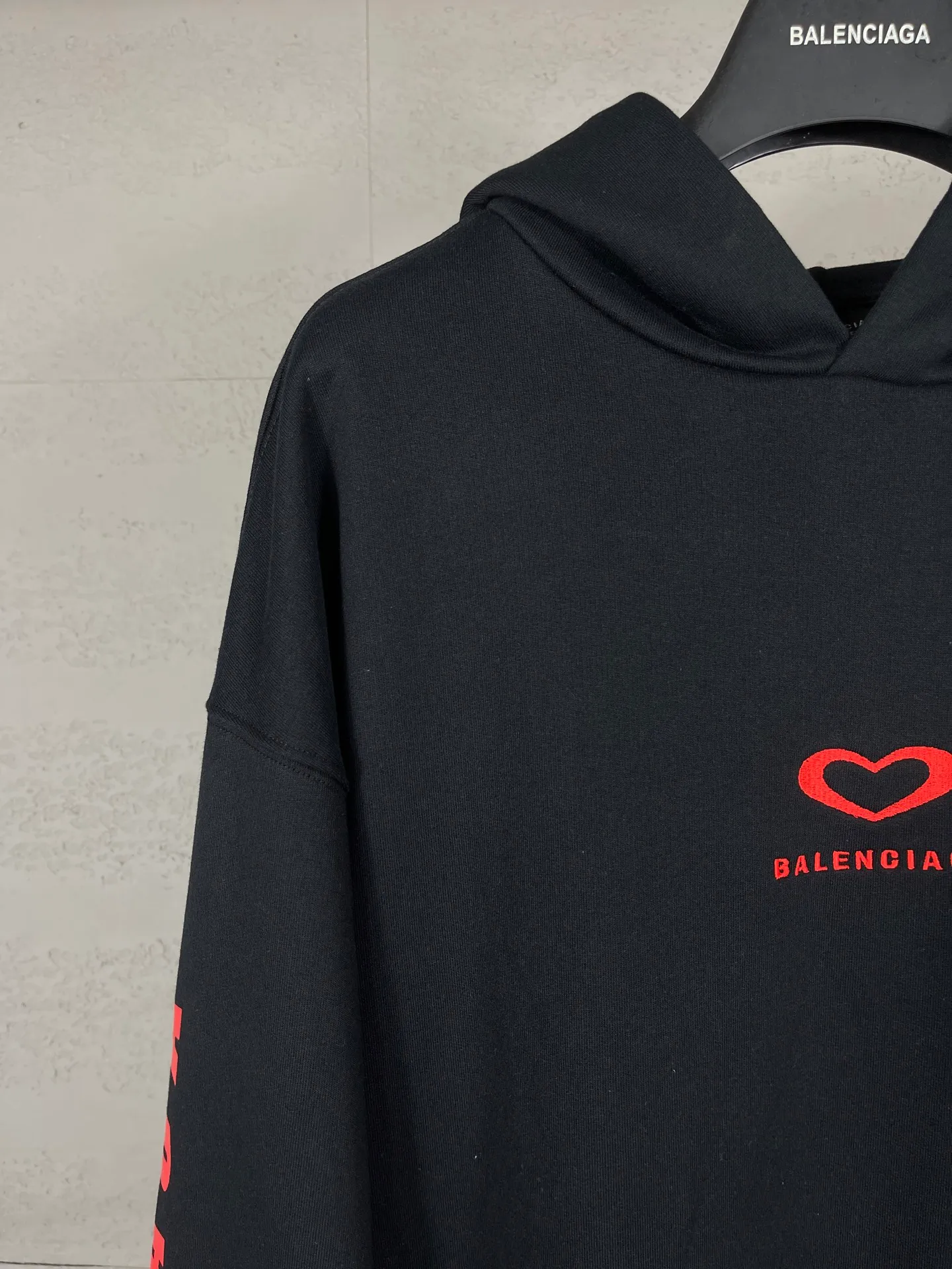 🅿️320 photos [Top version. Official website quality] BALENCI*GA/Paris.SS25 latest model, Paris Chinese Valentine's Day limited edition, hooded sweatshirt with love LOGO embroidery on the front and love LOGO printing on the back, synchronized with brick cabinets. Developed genuine product at the first time, welcome to compare! The fabric is made of Paris ZP custom-woven and dyed cotton sweatshirt. Weighing 460 grams, the cloth surface is clean. The cloth pattern is clear, soft and comfortable. The threads are dyed with no color difference. The embroidery is done using imported Tajima embroidery machines. The printing uses environmentally friendly imported rubber paddles. The letters are clear and the effect is three-dimensional. The version adopts OS loose shoulder design. Same style for men and women. Code: BL259968 Color: black, off-white Size: XS S M L