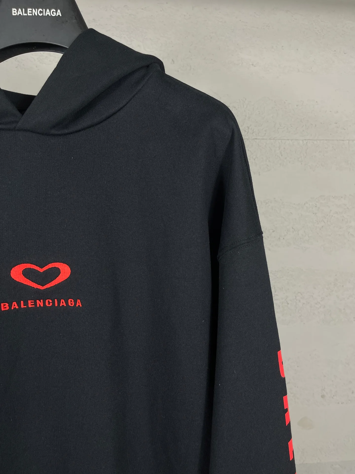 🅿️320 photos [Top version. Official website quality] BALENCI*GA/Paris.SS25 latest model, Paris Chinese Valentine's Day limited edition, hooded sweatshirt with love LOGO embroidery on the front and love LOGO printing on the back, synchronized with brick cabinets. Developed genuine product at the first time, welcome to compare! The fabric is made of Paris ZP custom-woven and dyed cotton sweatshirt. Weighing 460 grams, the cloth surface is clean. The cloth pattern is clear, soft and comfortable. The threads are dyed with no color difference. The embroidery is done using imported Tajima embroidery machines. The printing uses environmentally friendly imported rubber paddles. The letters are clear and the effect is three-dimensional. The version adopts OS loose shoulder design. Same style for men and women. Code: BL259968 Color: black, off-white Size: XS S M L