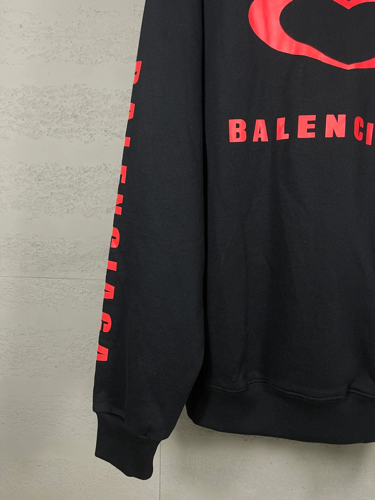 🅿️320 photos [Top version. Official website quality] BALENCI*GA/Paris.SS25 latest model, Paris Chinese Valentine's Day limited edition, hooded sweatshirt with love LOGO embroidery on the front and love LOGO printing on the back, synchronized with brick cabinets. Developed genuine product at the first time, welcome to compare! The fabric is made of Paris ZP custom-woven and dyed cotton sweatshirt. Weighing 460 grams, the cloth surface is clean. The cloth pattern is clear, soft and comfortable. The threads are dyed with no color difference. The embroidery is done using imported Tajima embroidery machines. The printing uses environmentally friendly imported rubber paddles. The letters are clear and the effect is three-dimensional. The version adopts OS loose shoulder design. Same style for men and women. Code: BL259968 Color: black, off-white Size: XS S M L