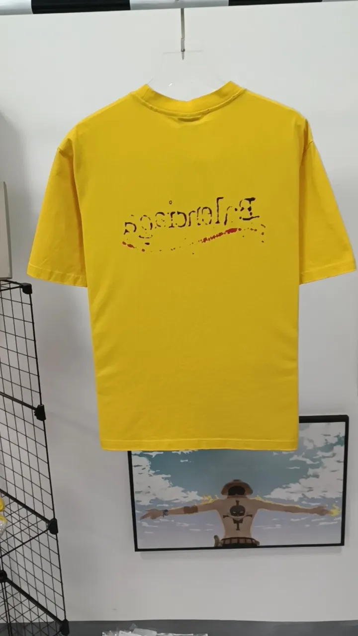 Real shot video on the back - Top tested version of BALENCIAGA Balenciaga 23SS Same style pure cotton loose Cola Mailang graffiti ripped short-sleeved T-shirt for male and female couples. Customized 1:1 colorless dyed fabric. Matched threads. Double enzyme garment wash to ensure durability and washability and not easy to deform. Imported machine water-based ink printing, delicate printing, like graffiti. Purely hand-washed, polished and aged! Comparable to yb, the quality is very different from the market version. If you know the goods, please compare. The fabric is made of 280g double-ply double-yarn plain cotton loose fabric. It feels smooth, loose, breathable and full of drape.  Color: Yellow Blue Size: XS-L P:270