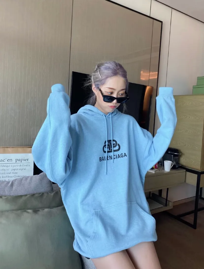 ♻️💯Upper body reference model picture❤️Top tested version BALENCIAGA haze blue lock print hooded sweatshirt [Top tested version] The only correct haze blue snowflake color on the entire network‼ ️Super white and high-end color... -Full set of 1:1 customized original accessories packaging (with logo Sydney paper + new moderator mark + washing + original hangtag) -The entire sweatshirt is made of 460 grams of pure cotton large terry, and the wet weight can reach 480 grams, full of thickness -Note ⚠️This year's Balenciaga hoodie uses embroidered phoenix eyes on the hood‼ ️Eliminating the previous hardware eyes, this is also a detail that distinguishes low-end versions on the market‼ ️The whole piece of clothing, hat rope, thread, and fabric are produced in the same vat with 0 color difference - imported elliptical machine printing is used. Each printing is neatly aligned and the overall printing has no edges. I make every piece of clothing with conscience and strive for excellence in every link. Just to sell a piece of clothing and retain a customer. Although our products are a little more expensive than others, the expensive money is kept in the clothes and is definitely not imported into my pocket.  Color: Haze Blue Size: XS-L P:430