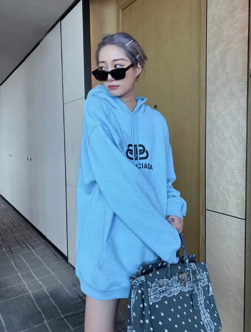 ♻️💯Upper body reference model picture❤️Top tested version BALENCIAGA haze blue lock print hooded sweatshirt [Top tested version] The only correct haze blue snowflake color on the entire network‼ ️Super white and high-end color... -Full set of 1:1 customized original accessories packaging (with logo Sydney paper + new moderator mark + washing + original hangtag) -The entire sweatshirt is made of 460 grams of pure cotton large terry, and the wet weight can reach 480 grams, full of thickness -Note ⚠️This year's Balenciaga hoodie uses embroidered phoenix eyes on the hood‼ ️Eliminating the previous hardware eyes, this is also a detail that distinguishes low-end versions on the market‼ ️The whole piece of clothing, hat rope, thread, and fabric are produced in the same vat with 0 color difference - imported elliptical machine printing is used. Each printing is neatly aligned and the overall printing has no edges. I make every piece of clothing with conscience and strive for excellence in every link. Just to sell a piece of clothing and retain a customer. Although our products are a little more expensive than others, the expensive money is kept in the clothes and is definitely not imported into my pocket.  Color: Haze Blue Size: XS-L P:430