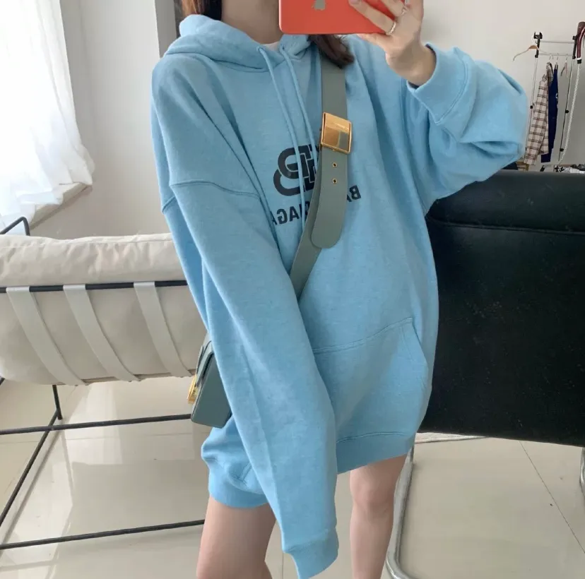 ♻️💯Upper body reference model picture❤️Top tested version BALENCIAGA haze blue lock print hooded sweatshirt [Top tested version] The only correct haze blue snowflake color on the entire network‼ ️Super white and high-end color... -Full set of 1:1 customized original accessories packaging (with logo Sydney paper + new moderator mark + washing + original hangtag) -The entire sweatshirt is made of 460 grams of pure cotton large terry, and the wet weight can reach 480 grams, full of thickness -Note ⚠️This year's Balenciaga hoodie uses embroidered phoenix eyes on the hood‼ ️Eliminating the previous hardware eyes, this is also a detail that distinguishes low-end versions on the market‼ ️The whole piece of clothing, hat rope, thread, and fabric are produced in the same vat with 0 color difference - imported elliptical machine printing is used. Each printing is neatly aligned and the overall printing has no edges. I make every piece of clothing with conscience and strive for excellence in every link. Just to sell a piece of clothing and retain a customer. Although our products are a little more expensive than others, the expensive money is kept in the clothes and is definitely not imported into my pocket.  Color: Haze Blue Size: XS-L P:430