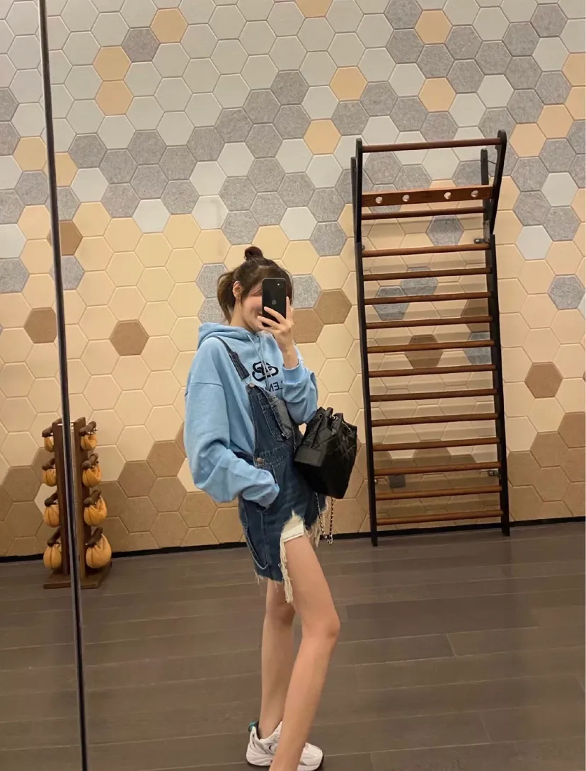 ♻️💯Upper body reference model picture❤️Top tested version BALENCIAGA haze blue lock print hooded sweatshirt [Top tested version] The only correct haze blue snowflake color on the entire network‼ ️Super white and high-end color... -Full set of 1:1 customized original accessories packaging (with logo Sydney paper + new moderator mark + washing + original hangtag) -The entire sweatshirt is made of 460 grams of pure cotton large terry, and the wet weight can reach 480 grams, full of thickness -Note ⚠️This year's Balenciaga hoodie uses embroidered phoenix eyes on the hood‼ ️Eliminating the previous hardware eyes, this is also a detail that distinguishes low-end versions on the market‼ ️The whole piece of clothing, hat rope, thread, and fabric are produced in the same vat with 0 color difference - imported elliptical machine printing is used. Each printing is neatly aligned and the overall printing has no edges. I make every piece of clothing with conscience and strive for excellence in every link. Just to sell a piece of clothing and retain a customer. Although our products are a little more expensive than others, the expensive money is kept in the clothes and is definitely not imported into my pocket.  Color: Haze Blue Size: XS-L P:430