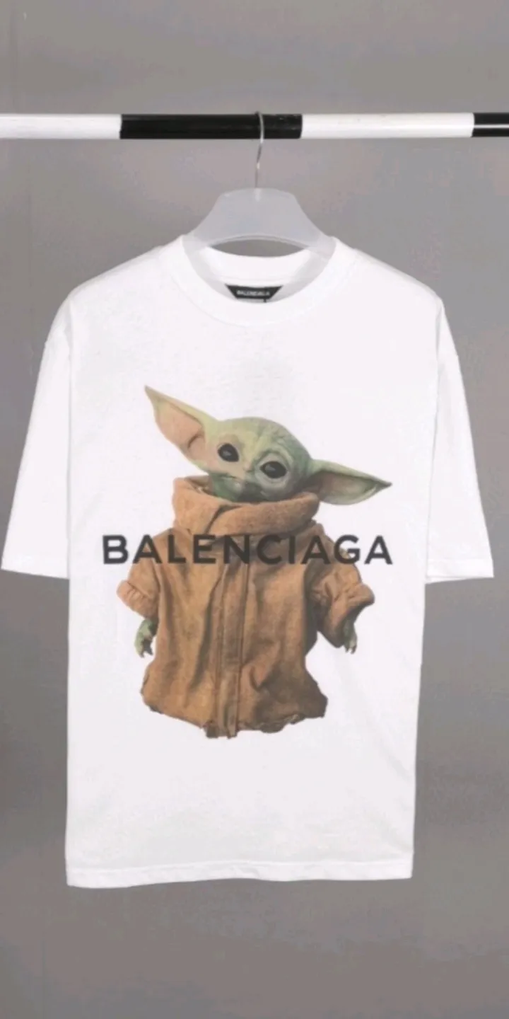 Real shot of the video————The top tested version BALENCIAGA Balenciaga The Mandalorian Baby Yoda pure cotton loose and breathable short-sleeved T-shirt for male and female couples Grogu, a character in the "Star Wars" series of film and television series, appeared in the American TV series "The Mandalorian". Grogu and Yoda are of the same race. Although he is still in the toddler stage, he is born with powerful force. This model is really explosive. The front piece is printed with Kornit digital direct printing. The color painting has an even transition of shades and a strong image. 3D restores the real texture of characters! The fabric is made of 32S 260g imported knitted combed cotton. The fabric is very silky, loose and breathable, and the sweat absorption effect is very good! Color: black and white Size: XS-L P:260