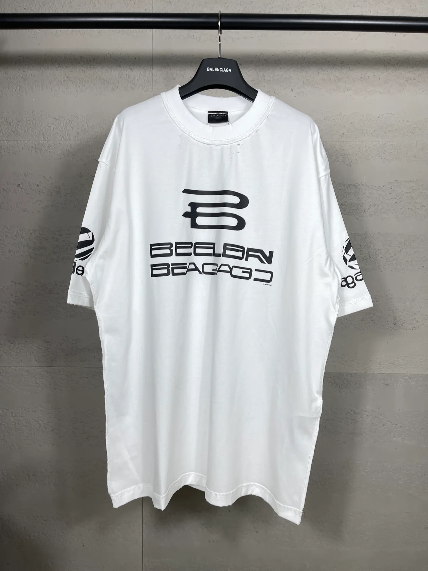 🅿️194 Real photos [Top version. Official website quality] BALENCI*GA/Paris AI GENERATED series new T-shirt #2024 new style. The reverse stitching design is full of sense. The front, back, left and right sleeves are printed with the new LOGO. The ready-made clothes are washed and worn. Notice! ️The original version of this style is made with reverse stitching. It is worn, washed and distressed. This is the normal practice in the Jubie market. The black and gray cuff prints are different. #2024 Spring and Summer Brick Cabinet Synchronization Welcome to compare. The fabric is made of Paris ZP custom-woven and dyed cotton double yarn, with a weight of 260 grams. The cloth surface is clean. The cloth pattern is clear, soft and comfortable. The threads are dyed with no color difference. The classic letter LOGO is printed with imported environmentally friendly glue. The letters are clear and the effect is three-dimensional. Restore the brick cabinet, adopt OS loose shoulder style. Same style for men and women. Code: BL223335 Color: black, light gray, white. Size: XS to L
