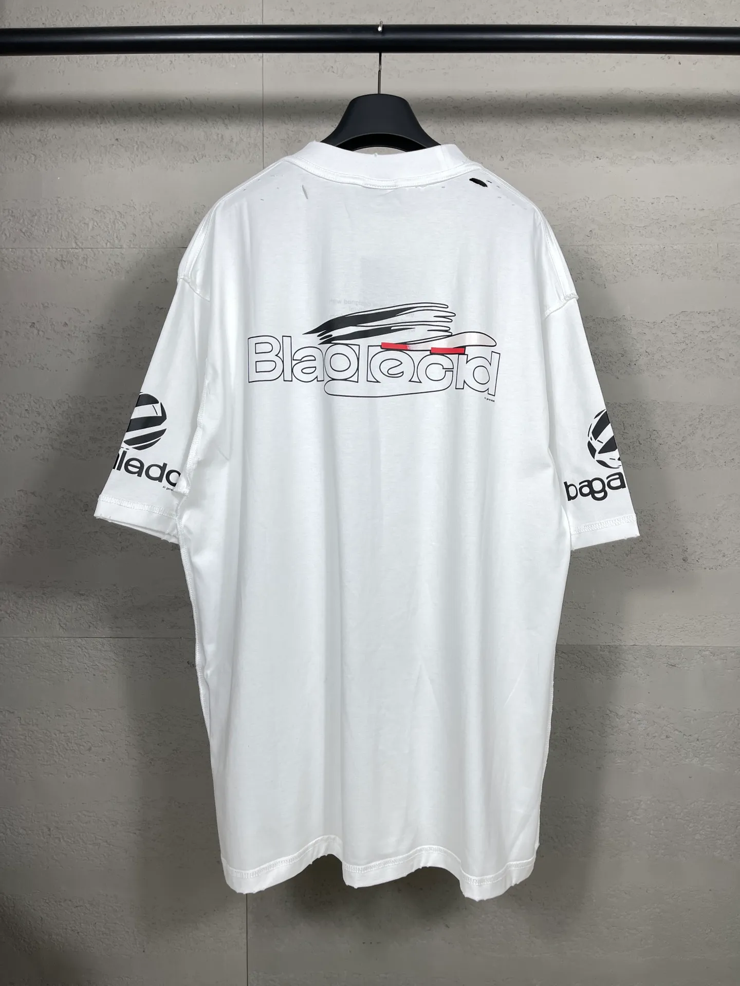 🅿️194 Real photos [Top version. Official website quality] BALENCI*GA/Paris AI GENERATED series new T-shirt #2024 new style. The reverse stitching design is full of sense. The front, back, left and right sleeves are printed with the new LOGO. The ready-made clothes are washed and worn. Notice! ️The original version of this style is made with reverse stitching. It is worn, washed and distressed. This is the normal practice in the Jubie market. The black and gray cuff prints are different. #2024 Spring and Summer Brick Cabinet Synchronization Welcome to compare. The fabric is made of Paris ZP custom-woven and dyed cotton double yarn, with a weight of 260 grams. The cloth surface is clean. The cloth pattern is clear, soft and comfortable. The threads are dyed with no color difference. The classic letter LOGO is printed with imported environmentally friendly glue. The letters are clear and the effect is three-dimensional. Restore the brick cabinet, adopt OS loose shoulder style. Same style for men and women. Code: BL223335 Color: black, light gray, white. Size: XS to L