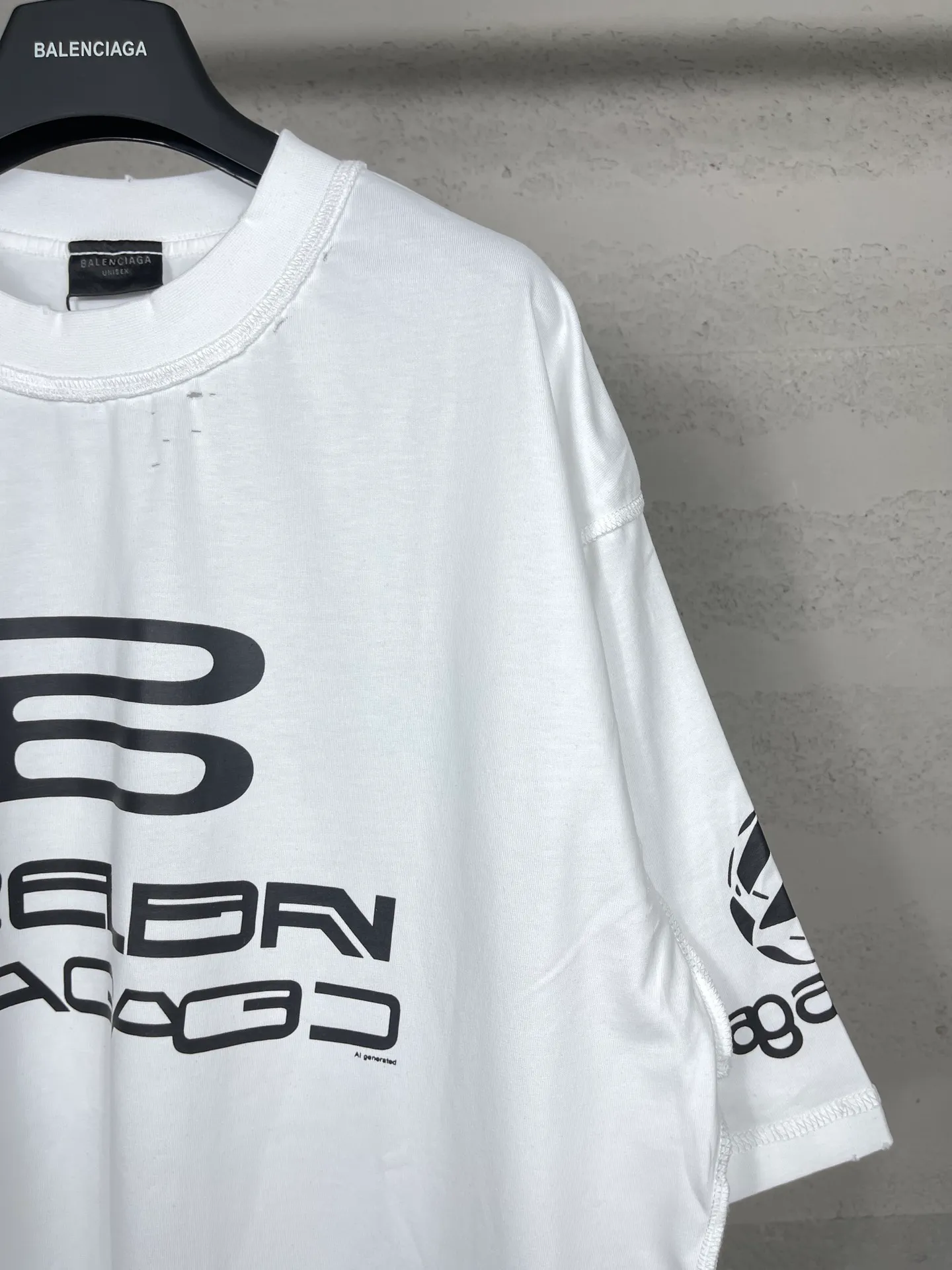 🅿️194 Real photos [Top version. Official website quality] BALENCI*GA/Paris AI GENERATED series new T-shirt #2024 new style. The reverse stitching design is full of sense. The front, back, left and right sleeves are printed with the new LOGO. The ready-made clothes are washed and worn. Notice! ️The original version of this style is made with reverse stitching. It is worn, washed and distressed. This is the normal practice in the Jubie market. The black and gray cuff prints are different. #2024 Spring and Summer Brick Cabinet Synchronization Welcome to compare. The fabric is made of Paris ZP custom-woven and dyed cotton double yarn, with a weight of 260 grams. The cloth surface is clean. The cloth pattern is clear, soft and comfortable. The threads are dyed with no color difference. The classic letter LOGO is printed with imported environmentally friendly glue. The letters are clear and the effect is three-dimensional. Restore the brick cabinet, adopt OS loose shoulder style. Same style for men and women. Code: BL223335 Color: black, light gray, white. Size: XS to L