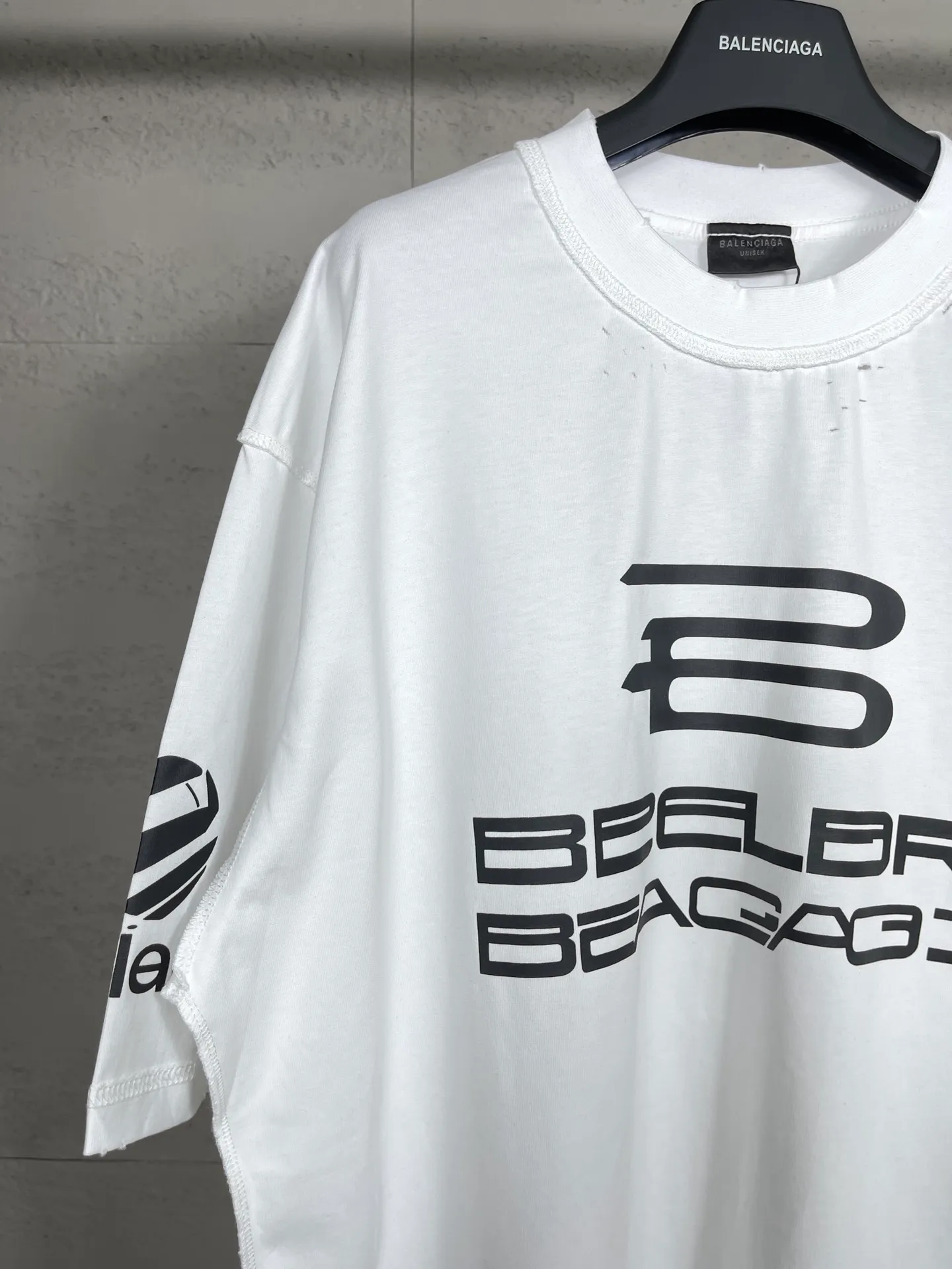 🅿️194 Real photos [Top version. Official website quality] BALENCI*GA/Paris AI GENERATED series new T-shirt #2024 new style. The reverse stitching design is full of sense. The front, back, left and right sleeves are printed with the new LOGO. The ready-made clothes are washed and worn. Notice! ️The original version of this style is made with reverse stitching. It is worn, washed and distressed. This is the normal practice in the Jubie market. The black and gray cuff prints are different. #2024 Spring and Summer Brick Cabinet Synchronization Welcome to compare. The fabric is made of Paris ZP custom-woven and dyed cotton double yarn, with a weight of 260 grams. The cloth surface is clean. The cloth pattern is clear, soft and comfortable. The threads are dyed with no color difference. The classic letter LOGO is printed with imported environmentally friendly glue. The letters are clear and the effect is three-dimensional. Restore the brick cabinet, adopt OS loose shoulder style. Same style for men and women. Code: BL223335 Color: black, light gray, white. Size: XS to L