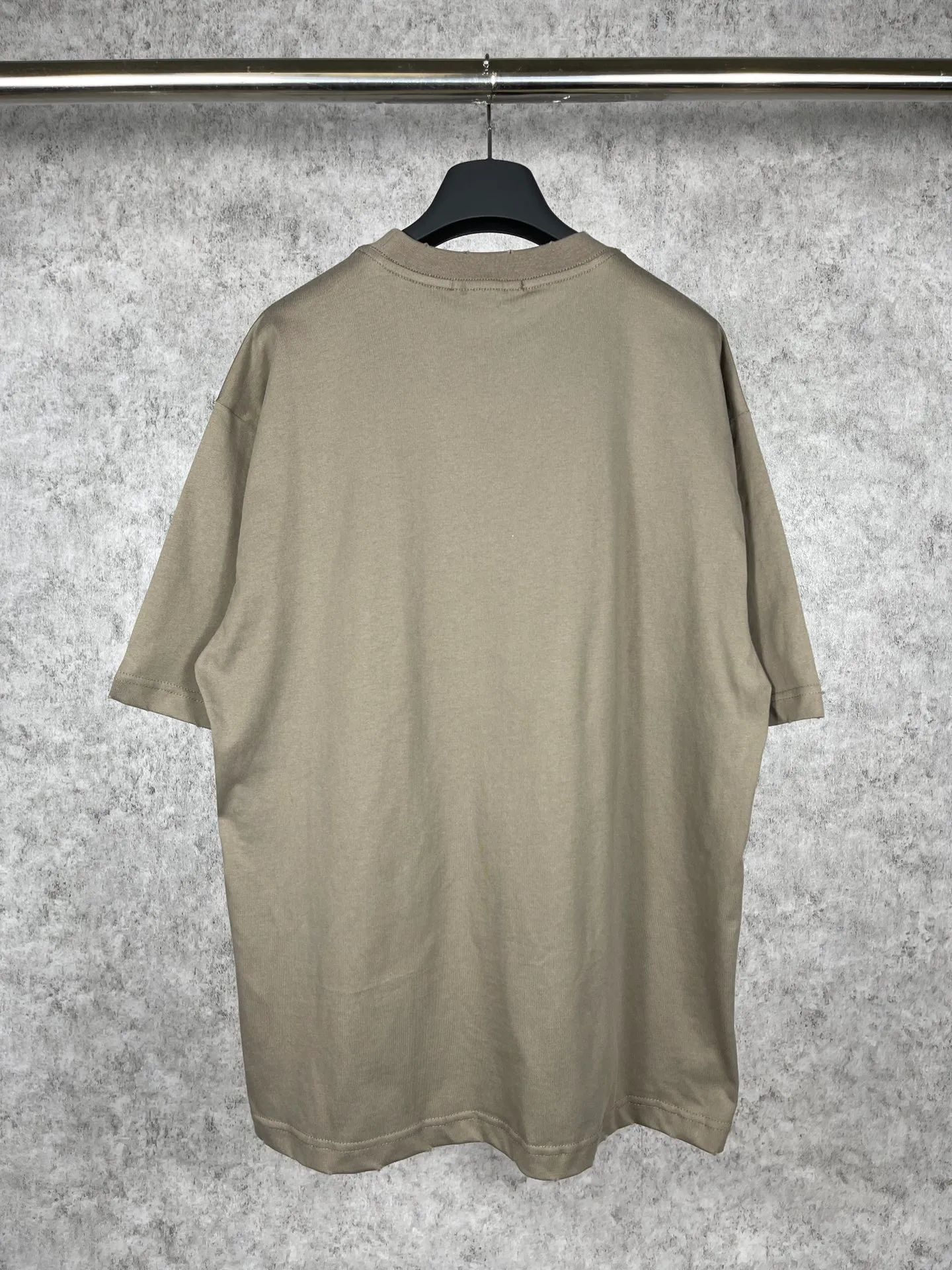 🅿️180 real photos [Top version. Official website quality] BALENCI*GA/Paris. Lightning letter straight crack printed frayed distressed short-sleeved T-shirt. Brick cabinet synchronization. The fabric is made of Paris ZP custom-woven and dyed cotton double yarn compact cotton. The weight is 260 grams, the cloth surface is clean. The cloth pattern is clear, soft and comfortable. The threads are dyed with no color difference. The classic pattern is printed with environmentally friendly imported tensile materials and precision printing screens. The letters are clear and the effect is three-dimensional. The ready-made clothes are hand-painted and restored to ZP, the ready-made clothes are worn and the brick cabinets are restored. Different market currency, welcome to compare, the version adopts OS loose shoulder version. Same style for men and women Coding: BL223011 Color: black. Beige. Brown Size: XS S M L