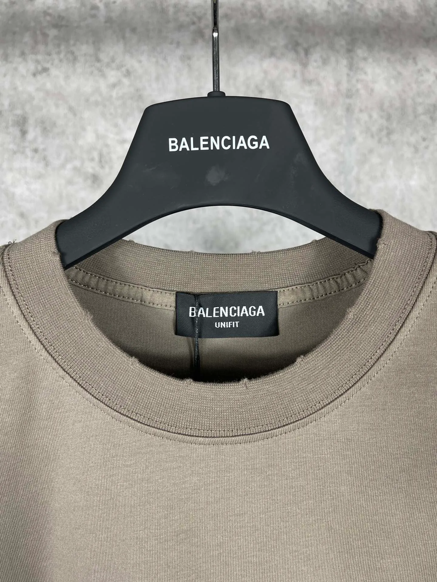 🅿️180 real photos [Top version. Official website quality] BALENCI*GA/Paris. Lightning letter straight crack printed frayed distressed short-sleeved T-shirt. Brick cabinet synchronization. The fabric is made of Paris ZP custom-woven and dyed cotton double yarn compact cotton. The weight is 260 grams, the cloth surface is clean. The cloth pattern is clear, soft and comfortable. The threads are dyed with no color difference. The classic pattern is printed with environmentally friendly imported tensile materials and precision printing screens. The letters are clear and the effect is three-dimensional. The ready-made clothes are hand-painted and restored to ZP, the ready-made clothes are worn and the brick cabinets are restored. Different market currency, welcome to compare, the version adopts OS loose shoulder version. Same style for men and women Coding: BL223011 Color: black. Beige. Brown Size: XS S M L