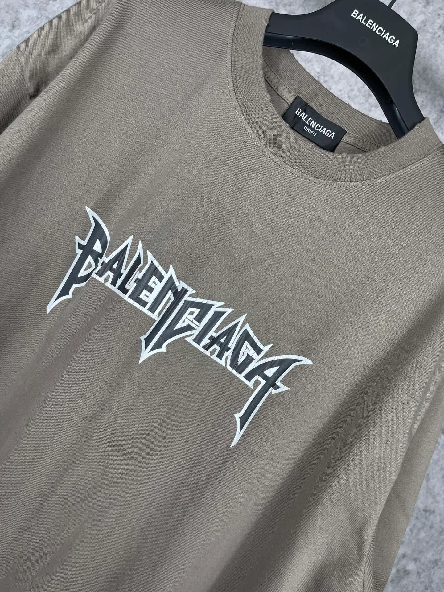 🅿️180 real photos [Top version. Official website quality] BALENCI*GA/Paris. Lightning letter straight crack printed frayed distressed short-sleeved T-shirt. Brick cabinet synchronization. The fabric is made of Paris ZP custom-woven and dyed cotton double yarn compact cotton. The weight is 260 grams, the cloth surface is clean. The cloth pattern is clear, soft and comfortable. The threads are dyed with no color difference. The classic pattern is printed with environmentally friendly imported tensile materials and precision printing screens. The letters are clear and the effect is three-dimensional. The ready-made clothes are hand-painted and restored to ZP, the ready-made clothes are worn and the brick cabinets are restored. Different market currency, welcome to compare, the version adopts OS loose shoulder version. Same style for men and women Coding: BL223011 Color: black. Beige. Brown Size: XS S M L