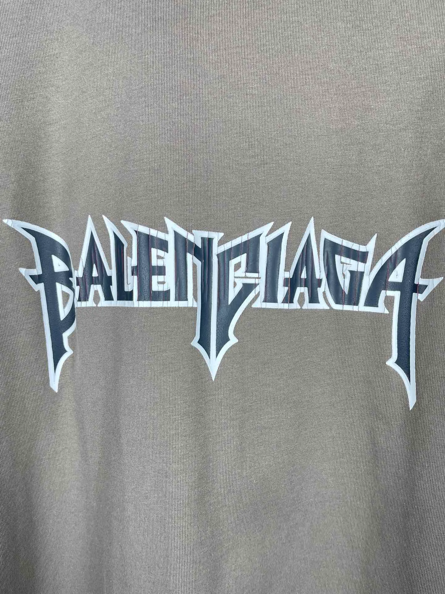 🅿️180 real photos [Top version. Official website quality] BALENCI*GA/Paris. Lightning letter straight crack printed frayed distressed short-sleeved T-shirt. Brick cabinet synchronization. The fabric is made of Paris ZP custom-woven and dyed cotton double yarn compact cotton. The weight is 260 grams, the cloth surface is clean. The cloth pattern is clear, soft and comfortable. The threads are dyed with no color difference. The classic pattern is printed with environmentally friendly imported tensile materials and precision printing screens. The letters are clear and the effect is three-dimensional. The ready-made clothes are hand-painted and restored to ZP, the ready-made clothes are worn and the brick cabinets are restored. Different market currency, welcome to compare, the version adopts OS loose shoulder version. Same style for men and women Coding: BL223011 Color: black. Beige. Brown Size: XS S M L