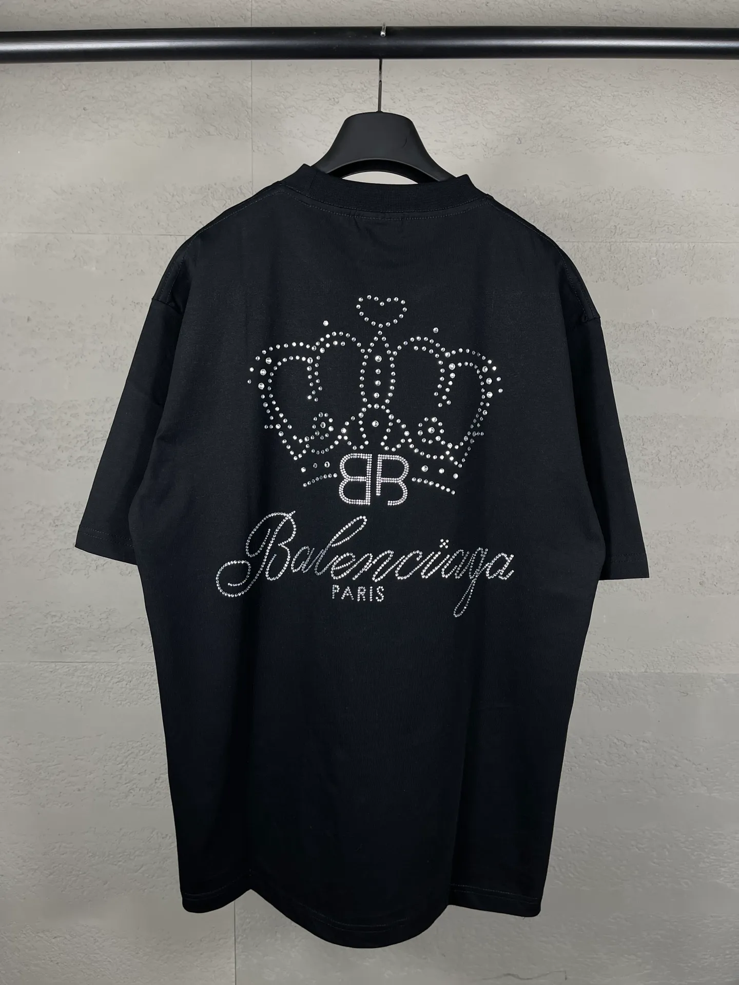 🅿️186 Actual pictures [Top version. Official website quality] BALENCI*GA/Paris BALENCI*GA# new model, short-sleeved T-shirt with crown classic LOGO on the back. Brick cabinet synchronization. The fabric is made of Paris ZP custom-woven and dyed 100% cotton double yarn compact cotton. The weight is 260 grams, the cloth surface is clean. The cloth pattern is clear. Soft and comfortable. The color fastness is good. It is not easy to change color. The threads are woven and dyed with no color difference. The back hot drill uses imported drill, which has good gloss and is not easy to fall off. Jubie market makes goods based on pictures. Comparisons welcome. Restore the brick cabinet. The version adopts the OS loose shoulder version. Same style for men and women. Code: BL223325 Color: Black Size: XS to L