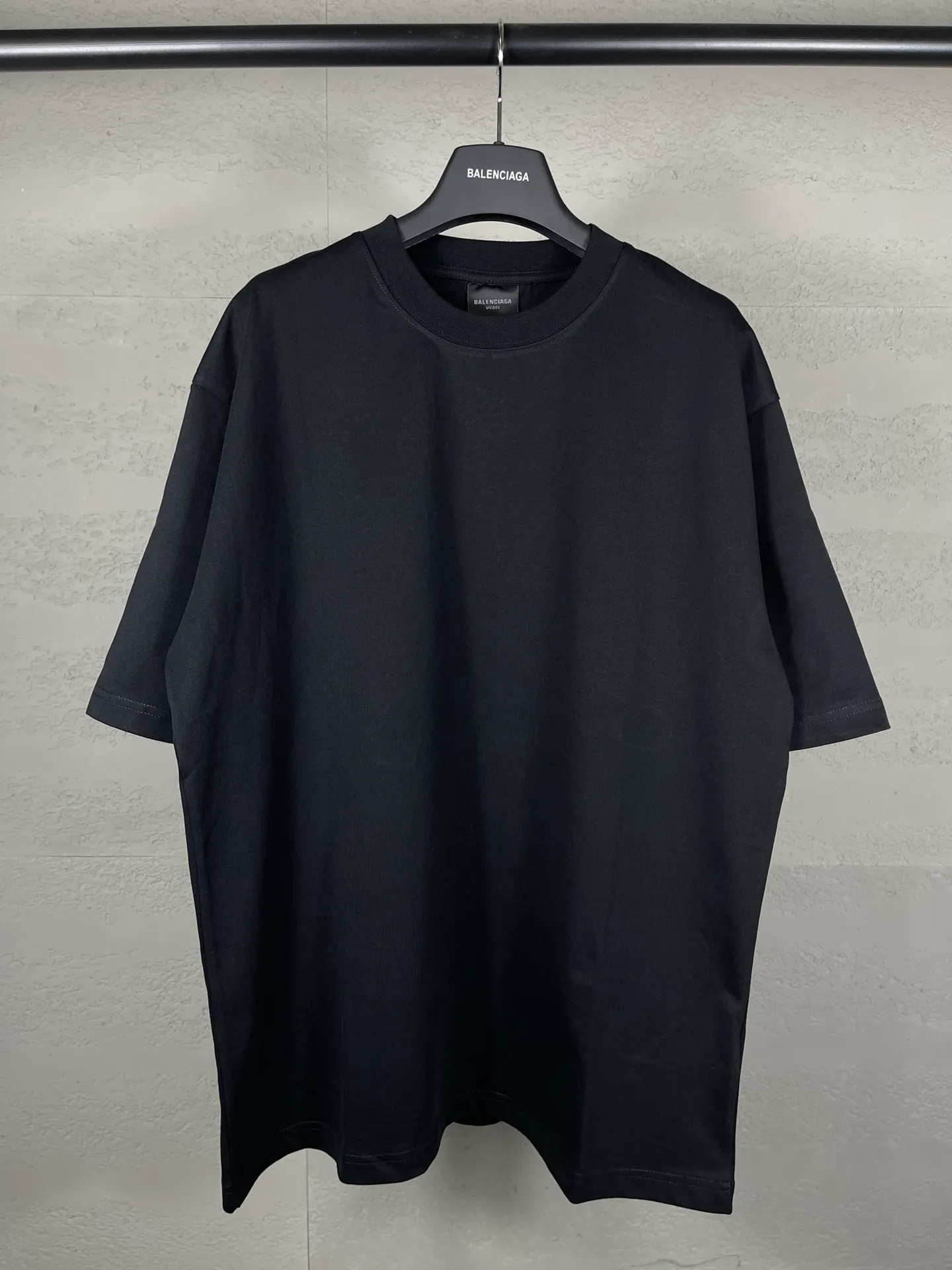 🅿️186 Actual pictures [Top version. Official website quality] BALENCI*GA/Paris BALENCI*GA# new model, short-sleeved T-shirt with crown classic LOGO on the back. Brick cabinet synchronization. The fabric is made of Paris ZP custom-woven and dyed 100% cotton double yarn compact cotton. The weight is 260 grams, the cloth surface is clean. The cloth pattern is clear. Soft and comfortable. The color fastness is good. It is not easy to change color. The threads are woven and dyed with no color difference. The back hot drill uses imported drill, which has good gloss and is not easy to fall off. Jubie market makes goods based on pictures. Comparisons welcome. Restore the brick cabinet. The version adopts the OS loose shoulder version. Same style for men and women. Code: BL223325 Color: Black Size: XS to L