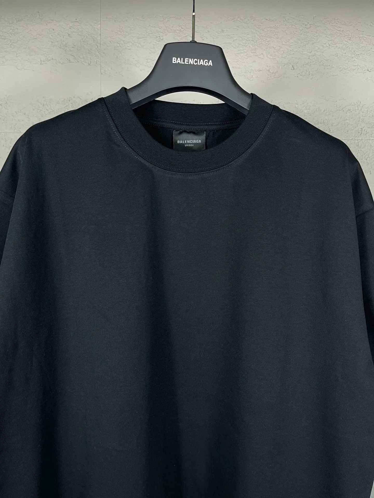 🅿️186 Actual pictures [Top version. Official website quality] BALENCI*GA/Paris BALENCI*GA# new model, short-sleeved T-shirt with crown classic LOGO on the back. Brick cabinet synchronization. The fabric is made of Paris ZP custom-woven and dyed 100% cotton double yarn compact cotton. The weight is 260 grams, the cloth surface is clean. The cloth pattern is clear. Soft and comfortable. The color fastness is good. It is not easy to change color. The threads are woven and dyed with no color difference. The back hot drill uses imported drill, which has good gloss and is not easy to fall off. Jubie market makes goods based on pictures. Comparisons welcome. Restore the brick cabinet. The version adopts the OS loose shoulder version. Same style for men and women. Code: BL223325 Color: Black Size: XS to L
