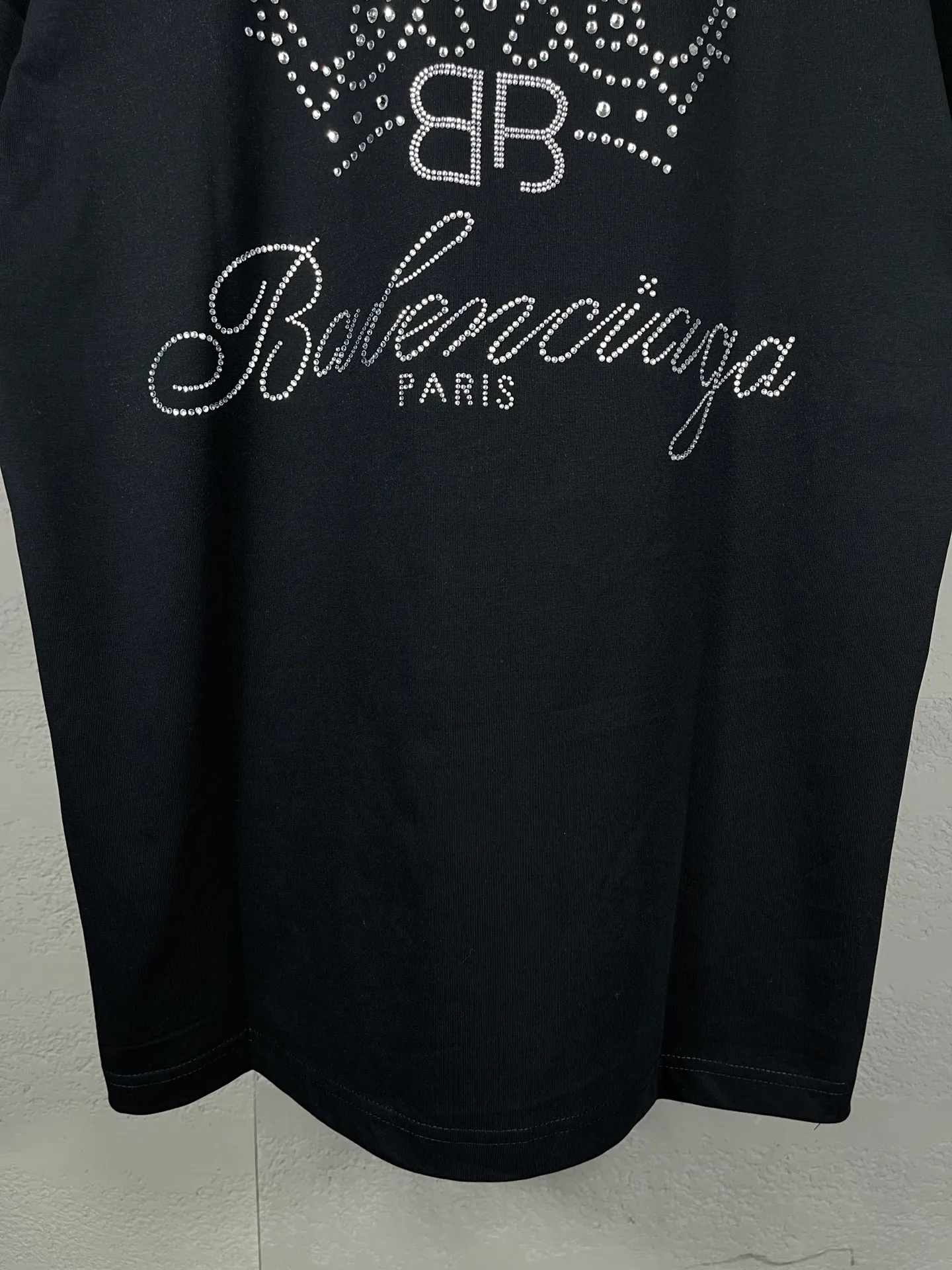 🅿️186 Actual pictures [Top version. Official website quality] BALENCI*GA/Paris BALENCI*GA# new model, short-sleeved T-shirt with crown classic LOGO on the back. Brick cabinet synchronization. The fabric is made of Paris ZP custom-woven and dyed 100% cotton double yarn compact cotton. The weight is 260 grams, the cloth surface is clean. The cloth pattern is clear. Soft and comfortable. The color fastness is good. It is not easy to change color. The threads are woven and dyed with no color difference. The back hot drill uses imported drill, which has good gloss and is not easy to fall off. Jubie market makes goods based on pictures. Comparisons welcome. Restore the brick cabinet. The version adopts the OS loose shoulder version. Same style for men and women. Code: BL223325 Color: Black Size: XS to L