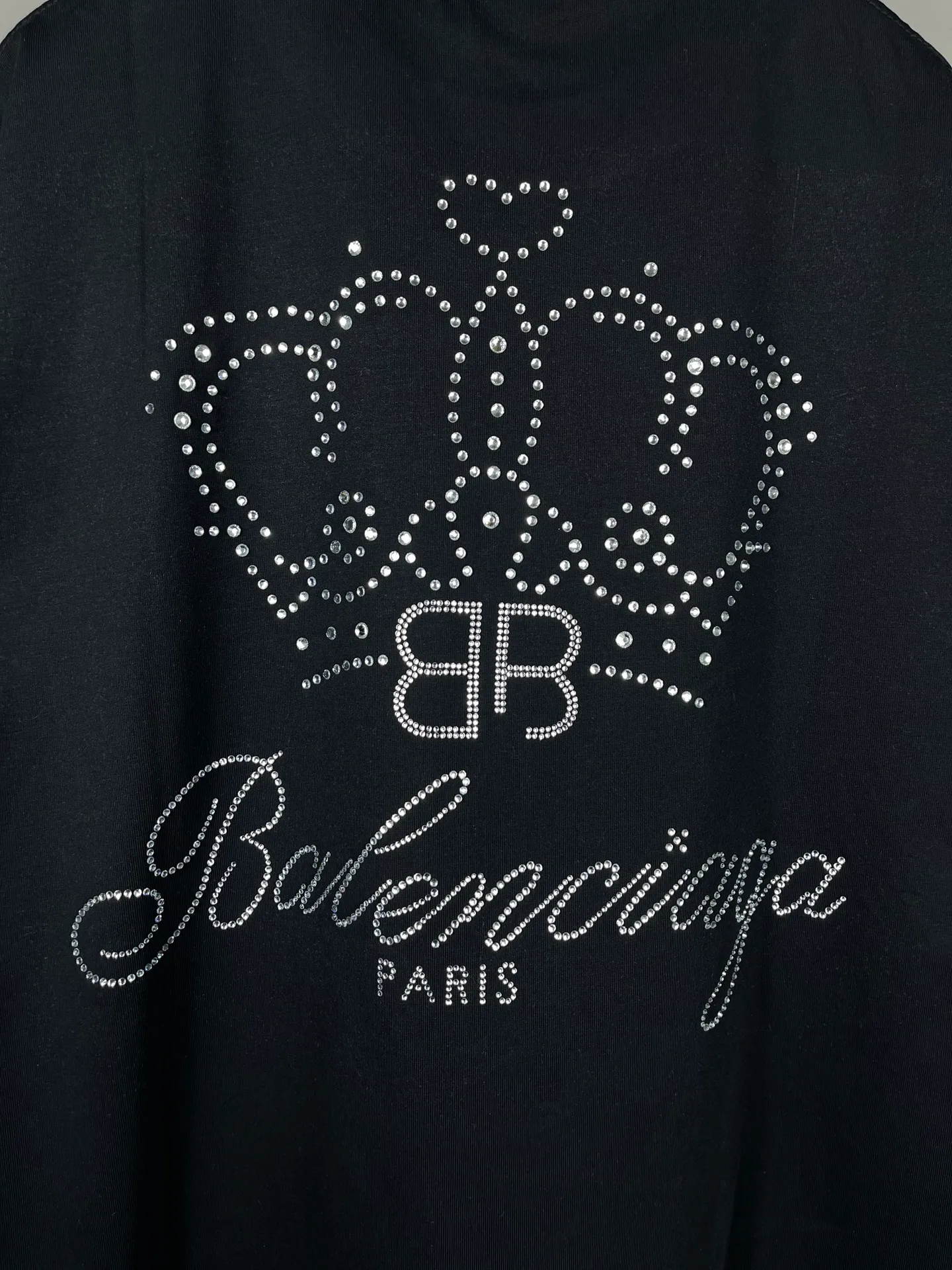 🅿️186 Actual pictures [Top version. Official website quality] BALENCI*GA/Paris BALENCI*GA# new model, short-sleeved T-shirt with crown classic LOGO on the back. Brick cabinet synchronization. The fabric is made of Paris ZP custom-woven and dyed 100% cotton double yarn compact cotton. The weight is 260 grams, the cloth surface is clean. The cloth pattern is clear. Soft and comfortable. The color fastness is good. It is not easy to change color. The threads are woven and dyed with no color difference. The back hot drill uses imported drill, which has good gloss and is not easy to fall off. Jubie market makes goods based on pictures. Comparisons welcome. Restore the brick cabinet. The version adopts the OS loose shoulder version. Same style for men and women. Code: BL223325 Color: Black Size: XS to L