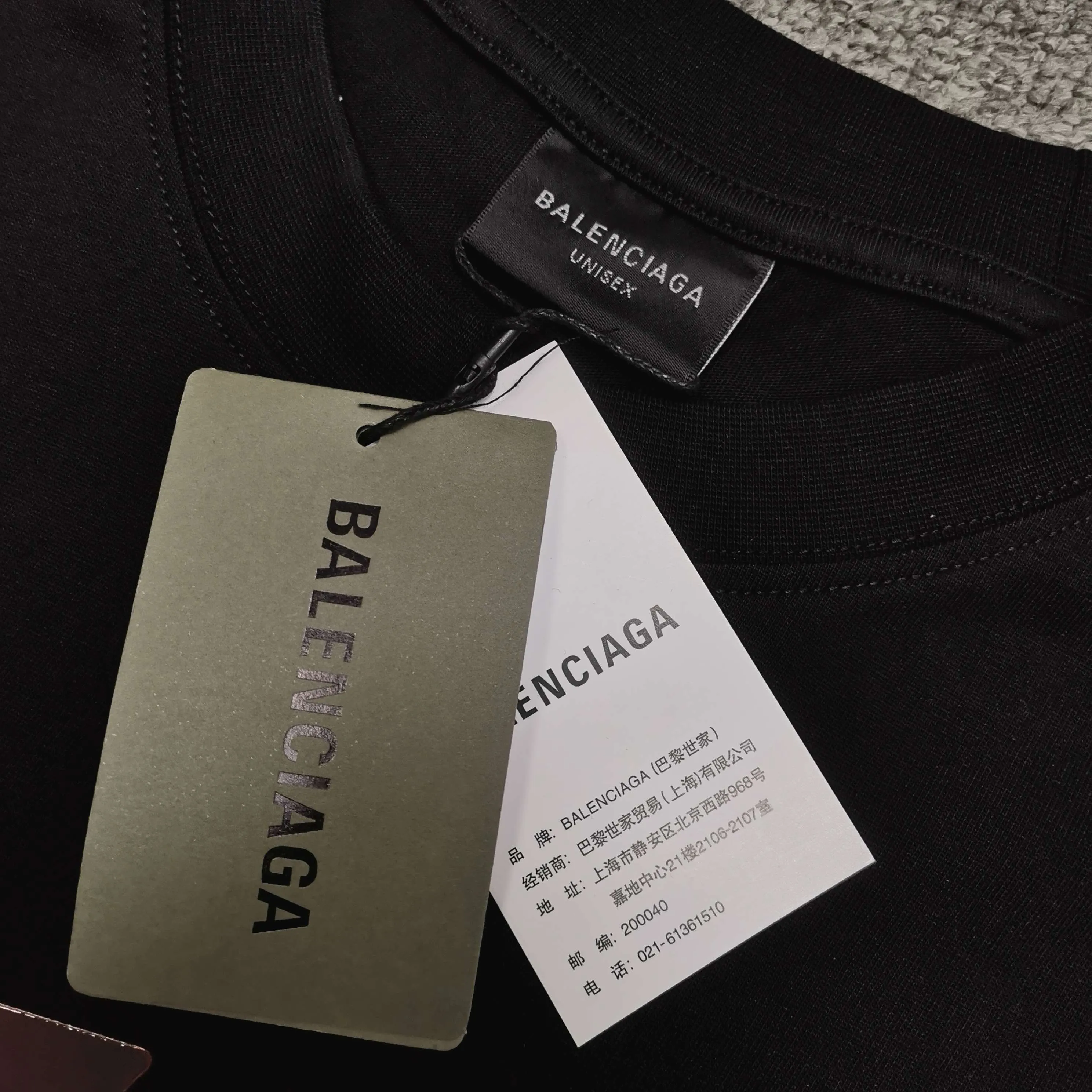 Top tested version ❤️BALENCI*GA/Paris #2025 new style, front and back letter LOGO embroidered tape taped short-sleeved T-shirt, full of design. Welcome to compare. The fabric is made of Paris ZP custom-woven and dyed cotton double yarn, with a weight of 260 grams. The cloth surface is clean. The cloth pattern is clear, soft and comfortable. The threads are dyed with no color difference. The classic letter LOGO is embroidered with imported Tajima embroidery machine. The tape is stamped with imported transparent glue. The effect is three-dimensional. Restore brick cabinets, adopt OS loose shoulder style. Same style for men and women. Color: black, sky blue, white. Size: XS S M L P280