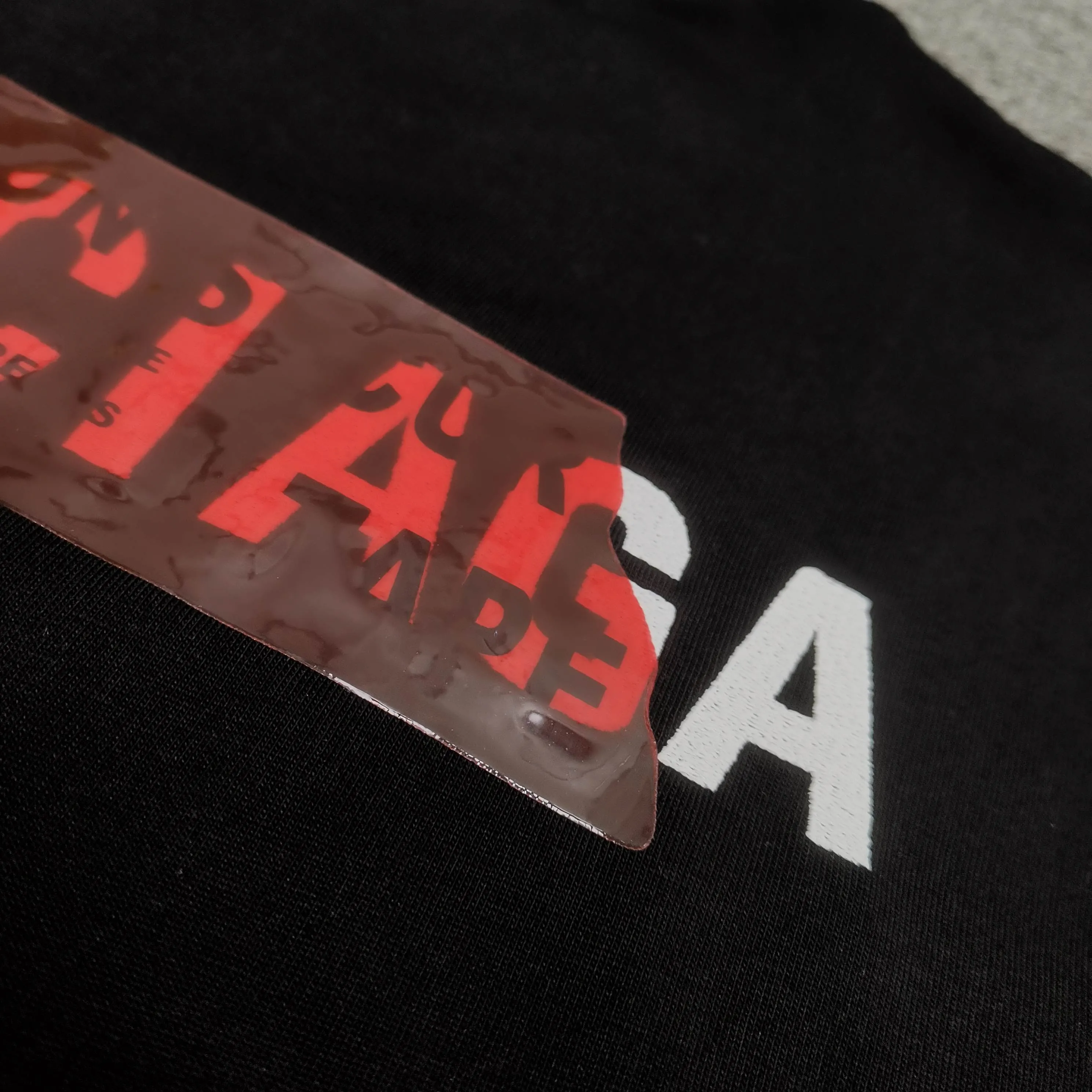 Top tested version ❤️BALENCI*GA/Paris #2025 new style, front and back letter LOGO embroidered tape taped short-sleeved T-shirt, full of design. Welcome to compare. The fabric is made of Paris ZP custom-woven and dyed cotton double yarn, with a weight of 260 grams. The cloth surface is clean. The cloth pattern is clear, soft and comfortable. The threads are dyed with no color difference. The classic letter LOGO is embroidered with imported Tajima embroidery machine. The tape is stamped with imported transparent glue. The effect is three-dimensional. Restore brick cabinets, adopt OS loose shoulder style. Same style for men and women. Color: black, sky blue, white. Size: XS S M L P280