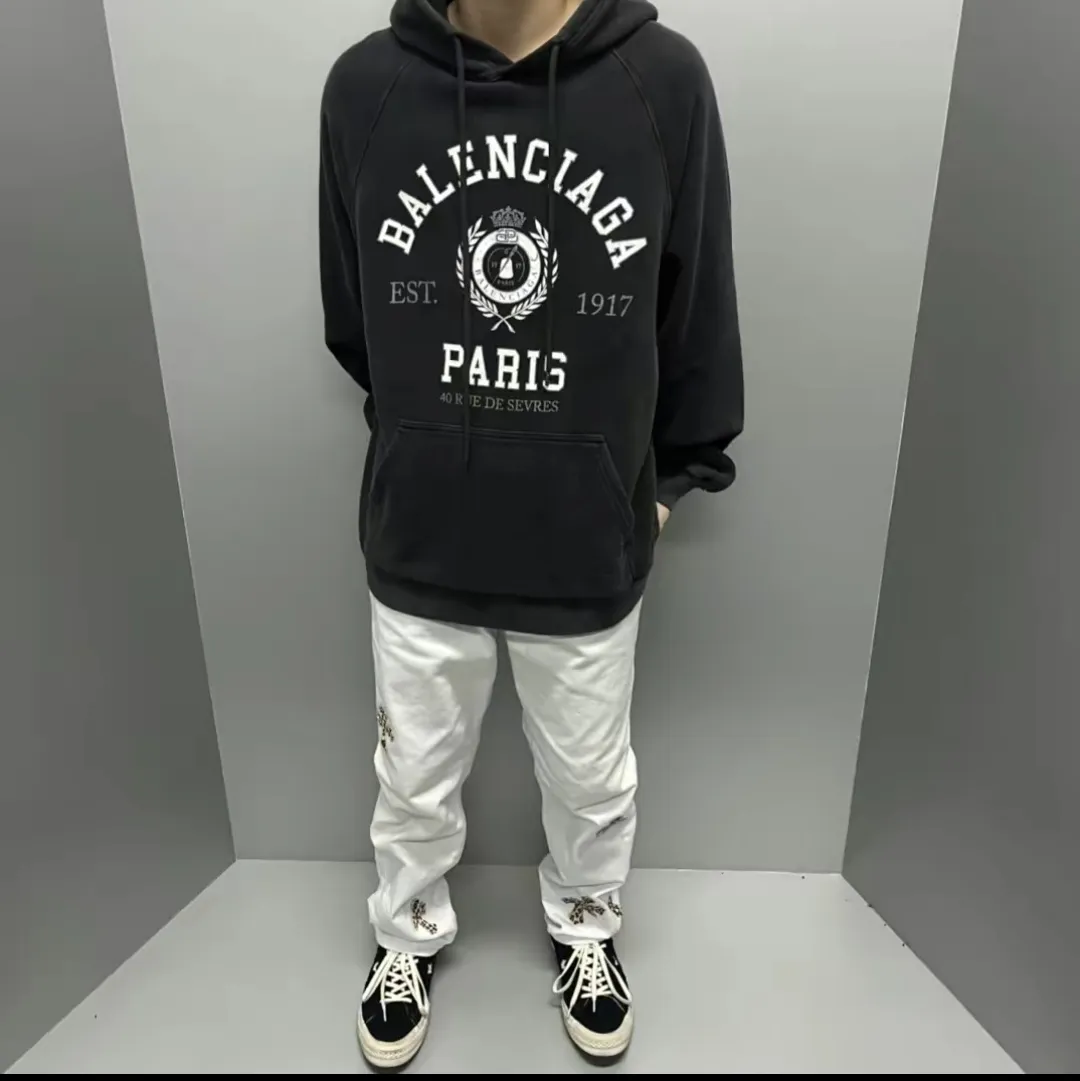 ♻️💯Upper body reference model picture❤️Spring and autumn top tested version BALENCIAGA Paris designer 2022 spring and summer style Crown Wheat 1917 letter cracked print male and female couple star same style hooded hoodie sweatshirt huge cost single product. In terms of fabric alone, 480 grams of pure cotton combed terry fabric, plus the fabric needs to be pre-shrunk in advance and then fried and aged, is enough to drink a pot! The printing uses Kornit digital direct injection cracking process. Because it's primed, you don't have to worry about the print falling off if it bursts. A full set of customized accessories, synchronized at the counter, and consistent coding. Color: Washed Black Size: XS-L P:460