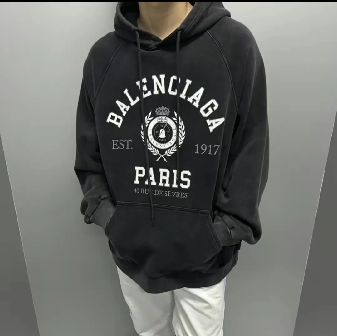 ♻️💯Upper body reference model picture❤️Spring and autumn top tested version BALENCIAGA Paris designer 2022 spring and summer style Crown Wheat 1917 letter cracked print male and female couple star same style hooded hoodie sweatshirt huge cost single product. In terms of fabric alone, 480 grams of pure cotton combed terry fabric, plus the fabric needs to be pre-shrunk in advance and then fried and aged, is enough to drink a pot! The printing uses Kornit digital direct injection cracking process. Because it's primed, you don't have to worry about the print falling off if it bursts. A full set of customized accessories, synchronized at the counter, and consistent coding. Color: Washed Black Size: XS-L P:460