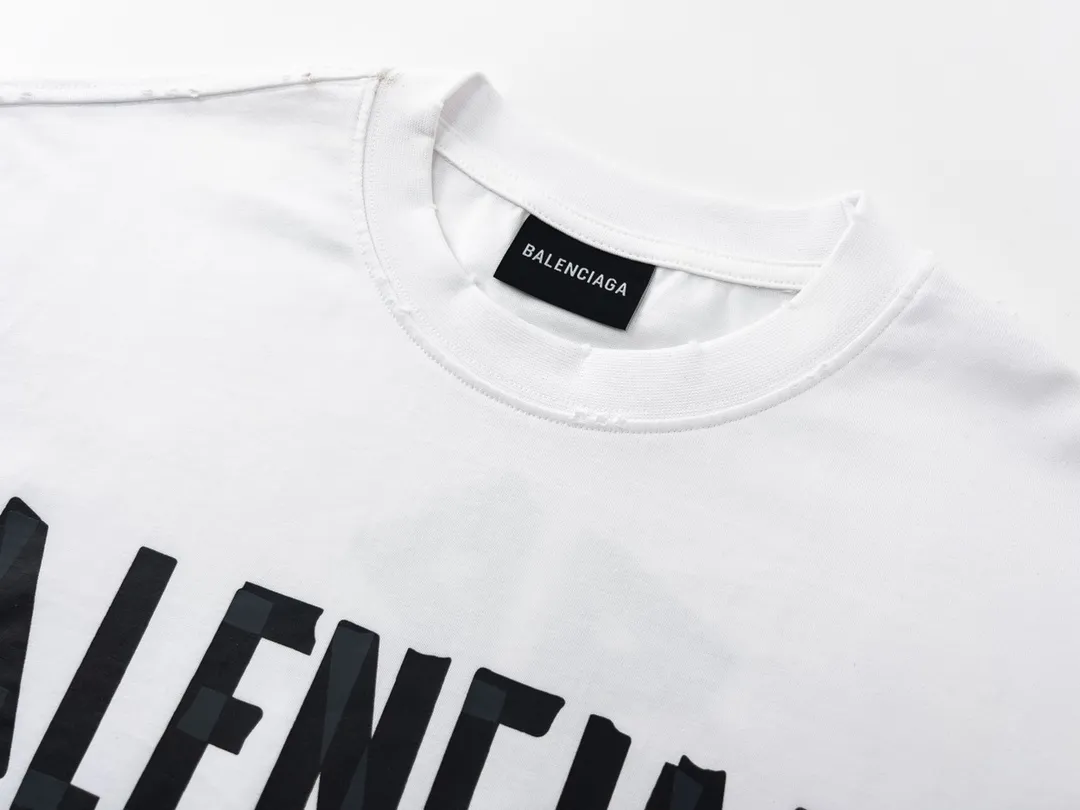 🅿️194 Detailed picture [Top version. Official website quality] BALENCI*GA/Paris. 23ss latest classic model. Tape pulp printing. Ready-to-wear washed and distressed short-sleeved T-shirt. Brick cabinet synchronization. The fabric is made of Paris ZP custom-woven and dyed 100% cotton double yarn compact cotton. The weight is 260 grams, the cloth surface is clean. The cloth pattern is clear, soft and comfortable, and the thread is dyed with no color difference. The classic pattern is printed with environmentally friendly imported materials, and the tape pattern is glued. The letters are clear and the effect is three-dimensional. Restored brick cabinet. The garments were washed and aged, and polished by many hands. Produced by ultra-heavy craftsmanship, the market currency is very different, welcome to compare.                                 Note⚠️ZP is made of iron gray garments that are washed and distressed. Pay attention to the big difference! Welcome to compare! The version adopts OS loose shoulder version. The same style for men and women. Code: BL223089 Color: iron gray, white, fluorescent green, gray blue, coffee color, fog blue, beige gray, burgundy, green, floral gray Size: XS S M L