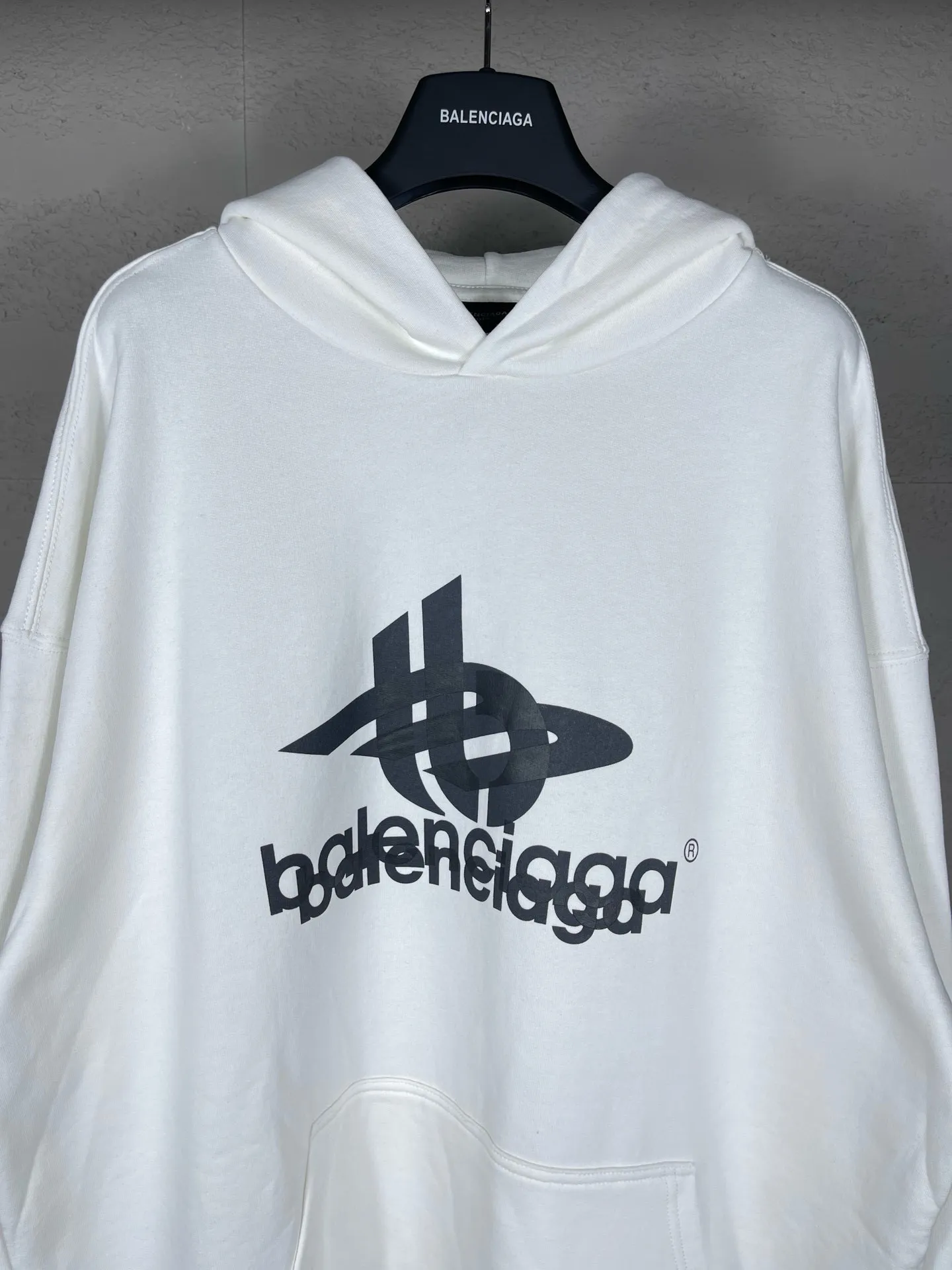 🅿️300 real photos [Top version. Official website quality] BALENCI*GA/Paris. 2024 new style. Phantom double LOGO classic pattern printed long-sleeved hooded sweatshirt. Brick cabinet synchronization. Genuine product developed in the first time, happy to print and compare! The fabric is made of Paris ZP custom-woven and dyed cotton terry sweatshirt. The weight is 450 grams. The cloth surface is clean. The cloth pattern is clear, soft and comfortable. The threads are dyed with no color difference. The classic printing is made of environmentally friendly imported materials, with LOGO phantom effect, clear letters and three-dimensional effect. Restored brick cabinet. Ready-made clothes are washed and distressed, different market currency, welcome to compare, the version adopts OS loose shoulder version. Same style for men and women Coding: BL238010 Color: black, white Size: XS S M L