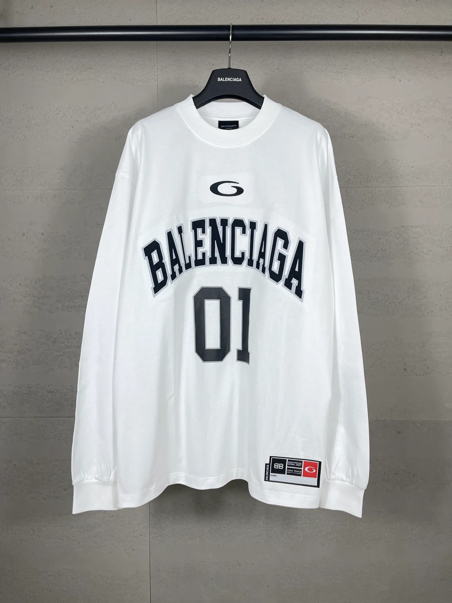 🅿️240 real photos [Top version. Official website quality] BALENCI*GA/Paris.SS25 latest basketball uniform embroidered printed long-sleeved T-shirt. The front embroidery is embroidered and printed using a Tajima computer embroidery machine, the lower left corner is stamped, and the back piece is printed. Brick cabinets are synchronized. Genuine products are developed at the first time. The fabric is made of Paris ZP custom-woven and dyed cotton double yarn. Weighing 260 grams, the cloth surface is clean. The cloth pattern is clear, soft and comfortable. The threads are dyed with no color difference. The printing uses environmentally friendly imported materials, the letters are clear and the effect is three-dimensional. The version adopts OS loose shoulder design. Same style for men and women. Code: BL255069 Color: black, white, colorful blue, purple Size: XS S M L