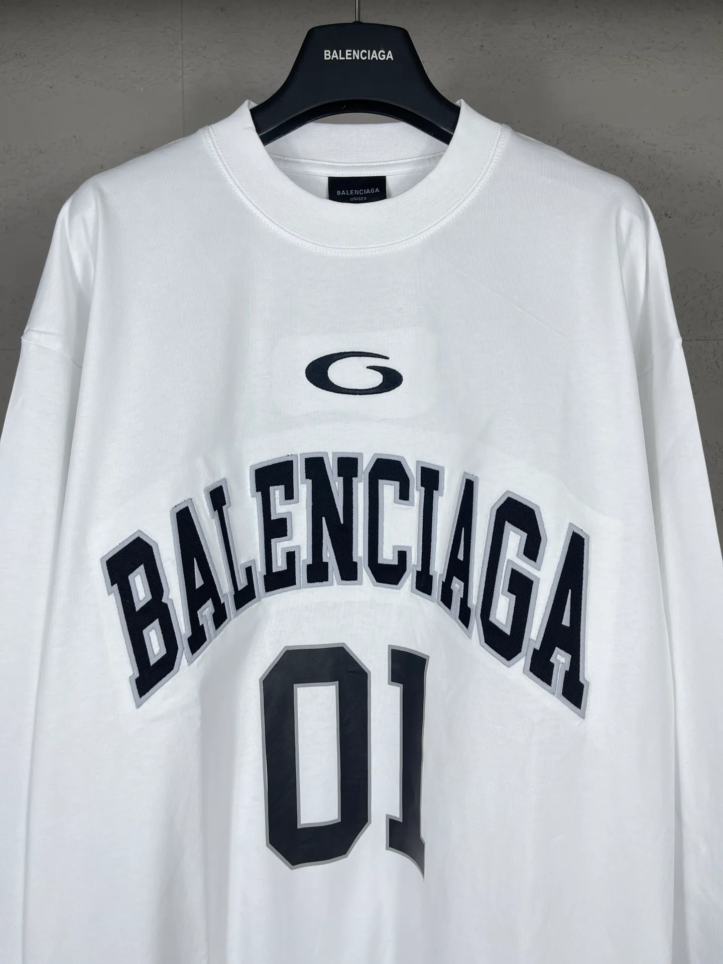 🅿️240 real photos [Top version. Official website quality] BALENCI*GA/Paris.SS25 latest basketball uniform embroidered printed long-sleeved T-shirt. The front embroidery is embroidered and printed using a Tajima computer embroidery machine, the lower left corner is stamped, and the back piece is printed. Brick cabinets are synchronized. Genuine products are developed at the first time. The fabric is made of Paris ZP custom-woven and dyed cotton double yarn. Weighing 260 grams, the cloth surface is clean. The cloth pattern is clear, soft and comfortable. The threads are dyed with no color difference. The printing uses environmentally friendly imported materials, the letters are clear and the effect is three-dimensional. The version adopts OS loose shoulder design. Same style for men and women. Code: BL255069 Color: black, white, colorful blue, purple Size: XS S M L