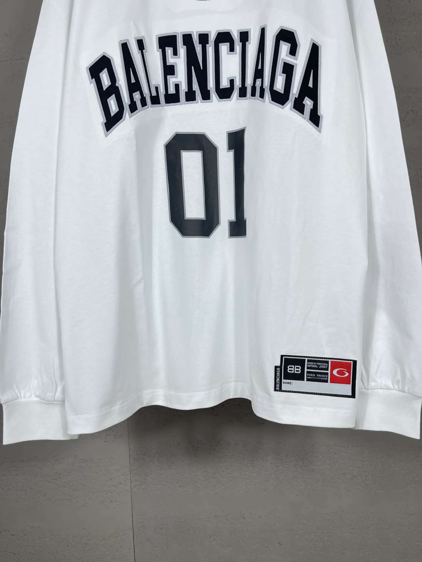 🅿️240 real photos [Top version. Official website quality] BALENCI*GA/Paris.SS25 latest basketball uniform embroidered printed long-sleeved T-shirt. The front embroidery is embroidered and printed using a Tajima computer embroidery machine, the lower left corner is stamped, and the back piece is printed. Brick cabinets are synchronized. Genuine products are developed at the first time. The fabric is made of Paris ZP custom-woven and dyed cotton double yarn. Weighing 260 grams, the cloth surface is clean. The cloth pattern is clear, soft and comfortable. The threads are dyed with no color difference. The printing uses environmentally friendly imported materials, the letters are clear and the effect is three-dimensional. The version adopts OS loose shoulder design. Same style for men and women. Code: BL255069 Color: black, white, colorful blue, purple Size: XS S M L