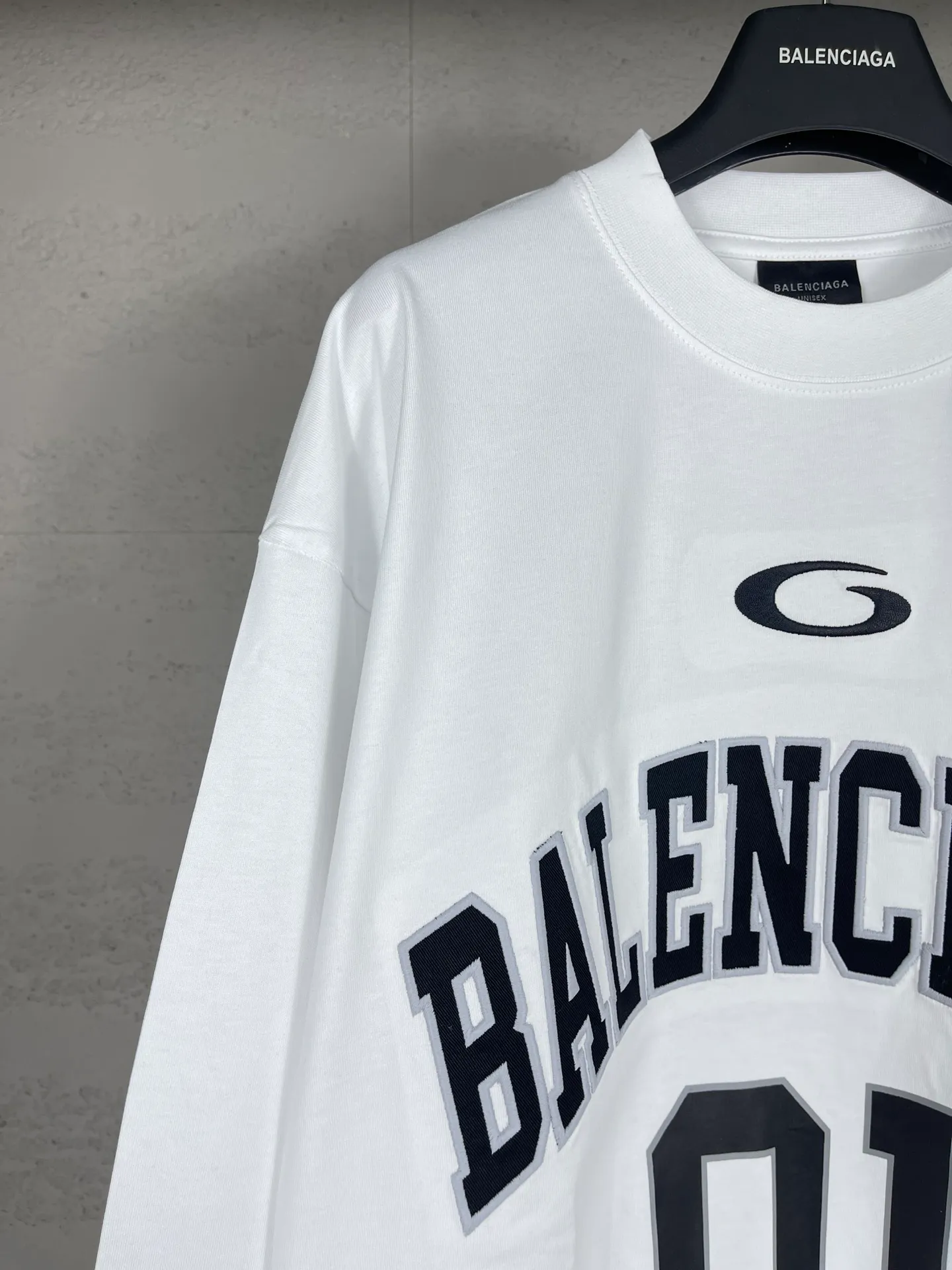 🅿️240 real photos [Top version. Official website quality] BALENCI*GA/Paris.SS25 latest basketball uniform embroidered printed long-sleeved T-shirt. The front embroidery is embroidered and printed using a Tajima computer embroidery machine, the lower left corner is stamped, and the back piece is printed. Brick cabinets are synchronized. Genuine products are developed at the first time. The fabric is made of Paris ZP custom-woven and dyed cotton double yarn. Weighing 260 grams, the cloth surface is clean. The cloth pattern is clear, soft and comfortable. The threads are dyed with no color difference. The printing uses environmentally friendly imported materials, the letters are clear and the effect is three-dimensional. The version adopts OS loose shoulder design. Same style for men and women. Code: BL255069 Color: black, white, colorful blue, purple Size: XS S M L
