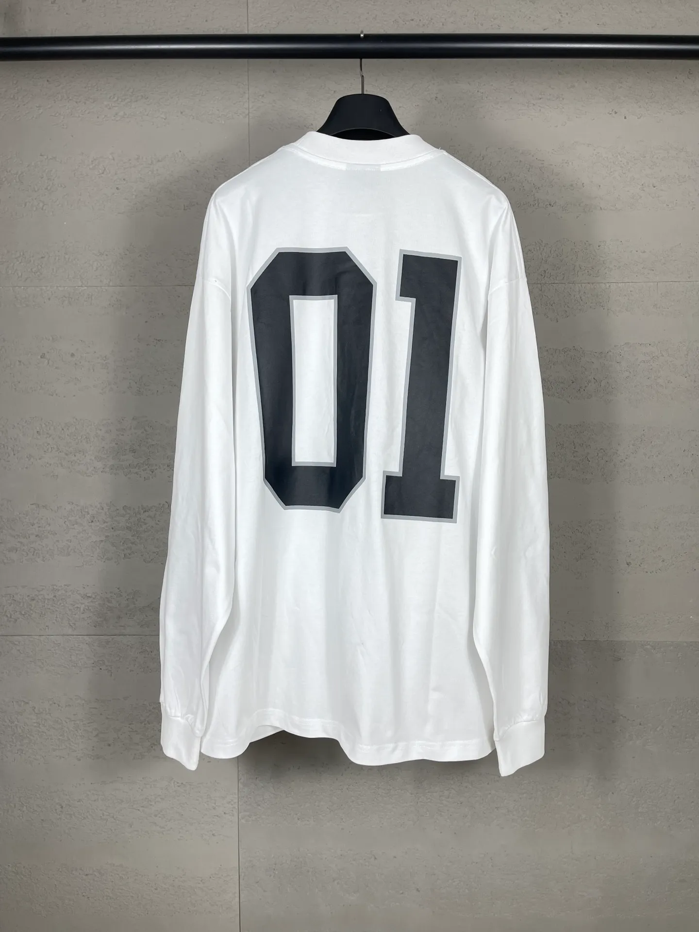 🅿️240 real photos [Top version. Official website quality] BALENCI*GA/Paris.SS25 latest basketball uniform embroidered printed long-sleeved T-shirt. The front embroidery is embroidered and printed using a Tajima computer embroidery machine, the lower left corner is stamped, and the back piece is printed. Brick cabinets are synchronized. Genuine products are developed at the first time. The fabric is made of Paris ZP custom-woven and dyed cotton double yarn. Weighing 260 grams, the cloth surface is clean. The cloth pattern is clear, soft and comfortable. The threads are dyed with no color difference. The printing uses environmentally friendly imported materials, the letters are clear and the effect is three-dimensional. The version adopts OS loose shoulder design. Same style for men and women. Code: BL255069 Color: black, white, colorful blue, purple Size: XS S M L