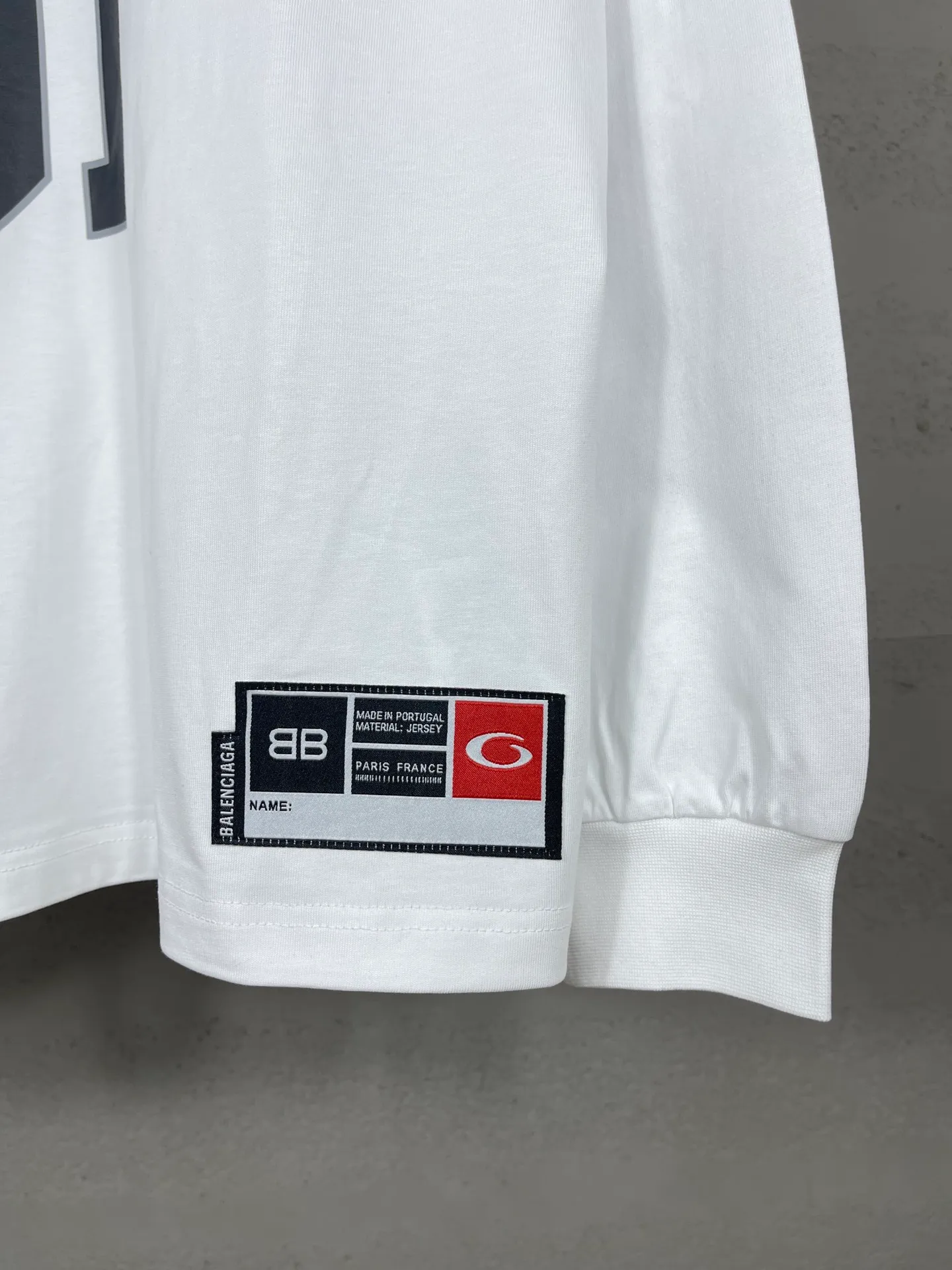 🅿️240 real photos [Top version. Official website quality] BALENCI*GA/Paris.SS25 latest basketball uniform embroidered printed long-sleeved T-shirt. The front embroidery is embroidered and printed using a Tajima computer embroidery machine, the lower left corner is stamped, and the back piece is printed. Brick cabinets are synchronized. Genuine products are developed at the first time. The fabric is made of Paris ZP custom-woven and dyed cotton double yarn. Weighing 260 grams, the cloth surface is clean. The cloth pattern is clear, soft and comfortable. The threads are dyed with no color difference. The printing uses environmentally friendly imported materials, the letters are clear and the effect is three-dimensional. The version adopts OS loose shoulder design. Same style for men and women. Code: BL255069 Color: black, white, colorful blue, purple Size: XS S M L