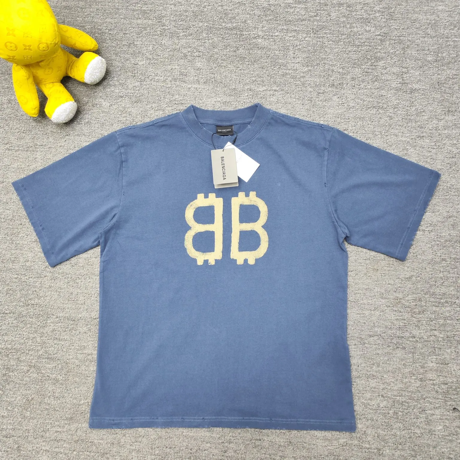 [New] Top version BALENCIAGA 23SS orange BB printed round neck pure cotton short-sleeved T-shirt for male and female couples celebrities. Artificially painted double B pattern, pure cotton soft fabric, contrast-dyed fabric, ultra-fine flat screen printing process, full of trend, dyed pure cotton fabric 260 grams heavy worsted, breathable cotton fabric contrast-dyed, strong cotton feel in hand, no changes to the yp version, small neckline + short cuffs to wear the model's upper body effect The double B letter pattern is very eye-catching and can be remembered at a glance. Thermoset ink printing uses chemical ink as pigment and requires high temperature for drying. Compared with black, this one is less tampered with and can be handled by normal people! Color; Blue Size; XS-L P:280