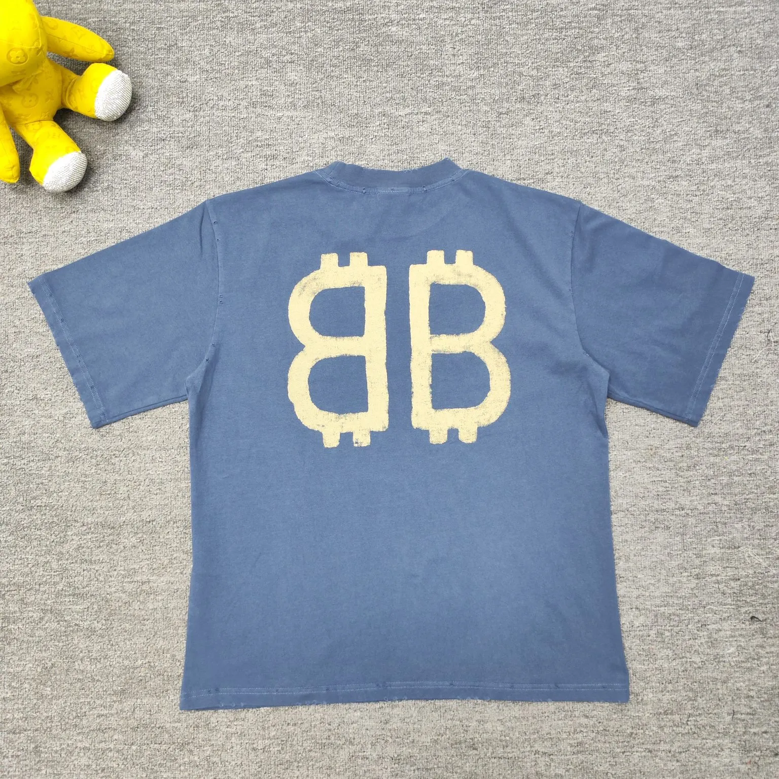 [New] Top version BALENCIAGA 23SS orange BB printed round neck pure cotton short-sleeved T-shirt for male and female couples celebrities. Artificially painted double B pattern, pure cotton soft fabric, contrast-dyed fabric, ultra-fine flat screen printing process, full of trend, dyed pure cotton fabric 260 grams heavy worsted, breathable cotton fabric contrast-dyed, strong cotton feel in hand, no changes to the yp version, small neckline + short cuffs to wear the model's upper body effect The double B letter pattern is very eye-catching and can be remembered at a glance. Thermoset ink printing uses chemical ink as pigment and requires high temperature for drying. Compared with black, this one is less tampered with and can be handled by normal people! Color; Blue Size; XS-L P:280