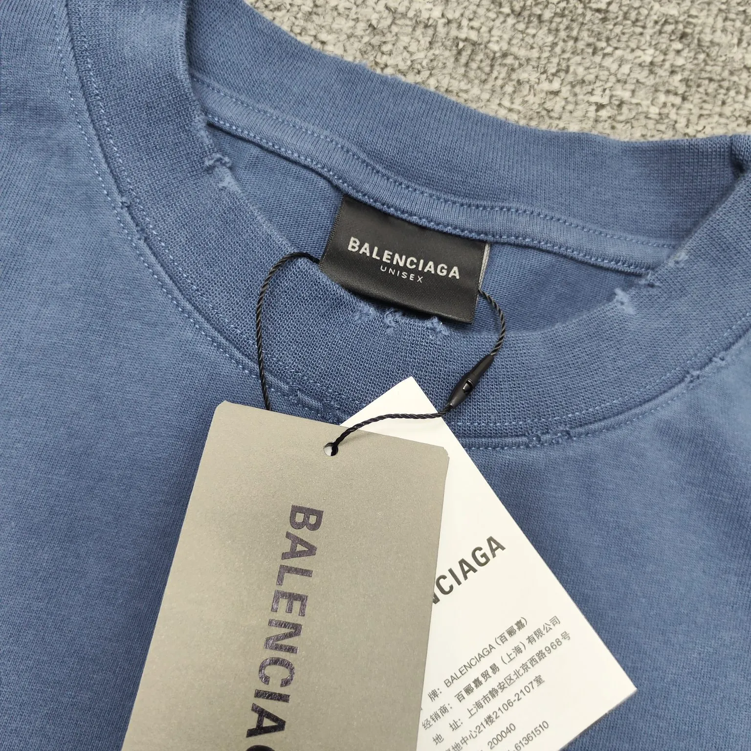 [New] Top version BALENCIAGA 23SS orange BB printed round neck pure cotton short-sleeved T-shirt for male and female couples celebrities. Artificially painted double B pattern, pure cotton soft fabric, contrast-dyed fabric, ultra-fine flat screen printing process, full of trend, dyed pure cotton fabric 260 grams heavy worsted, breathable cotton fabric contrast-dyed, strong cotton feel in hand, no changes to the yp version, small neckline + short cuffs to wear the model's upper body effect The double B letter pattern is very eye-catching and can be remembered at a glance. Thermoset ink printing uses chemical ink as pigment and requires high temperature for drying. Compared with black, this one is less tampered with and can be handled by normal people! Color; Blue Size; XS-L P:280