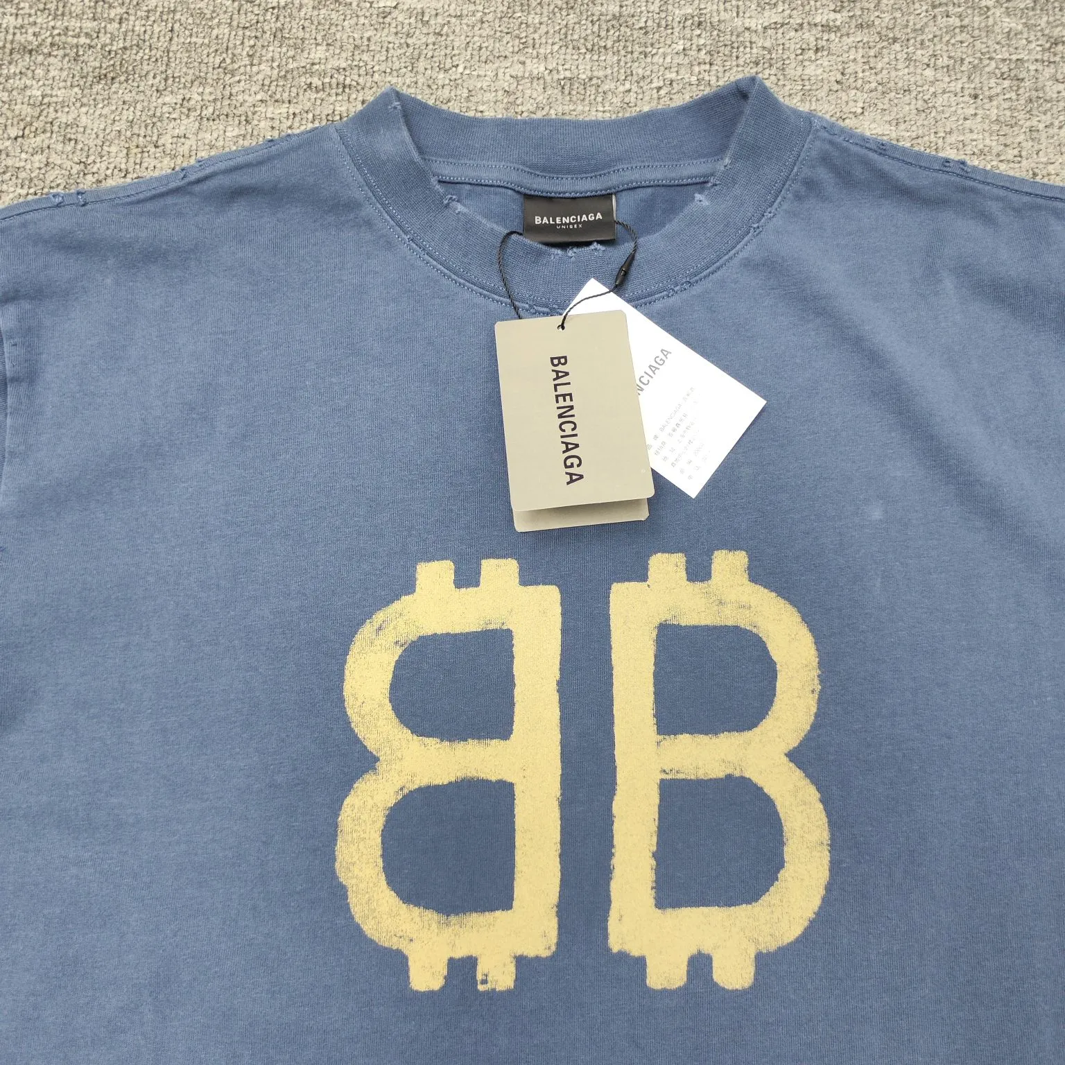 [New] Top version BALENCIAGA 23SS orange BB printed round neck pure cotton short-sleeved T-shirt for male and female couples celebrities. Artificially painted double B pattern, pure cotton soft fabric, contrast-dyed fabric, ultra-fine flat screen printing process, full of trend, dyed pure cotton fabric 260 grams heavy worsted, breathable cotton fabric contrast-dyed, strong cotton feel in hand, no changes to the yp version, small neckline + short cuffs to wear the model's upper body effect The double B letter pattern is very eye-catching and can be remembered at a glance. Thermoset ink printing uses chemical ink as pigment and requires high temperature for drying. Compared with black, this one is less tampered with and can be handled by normal people! Color; Blue Size; XS-L P:280