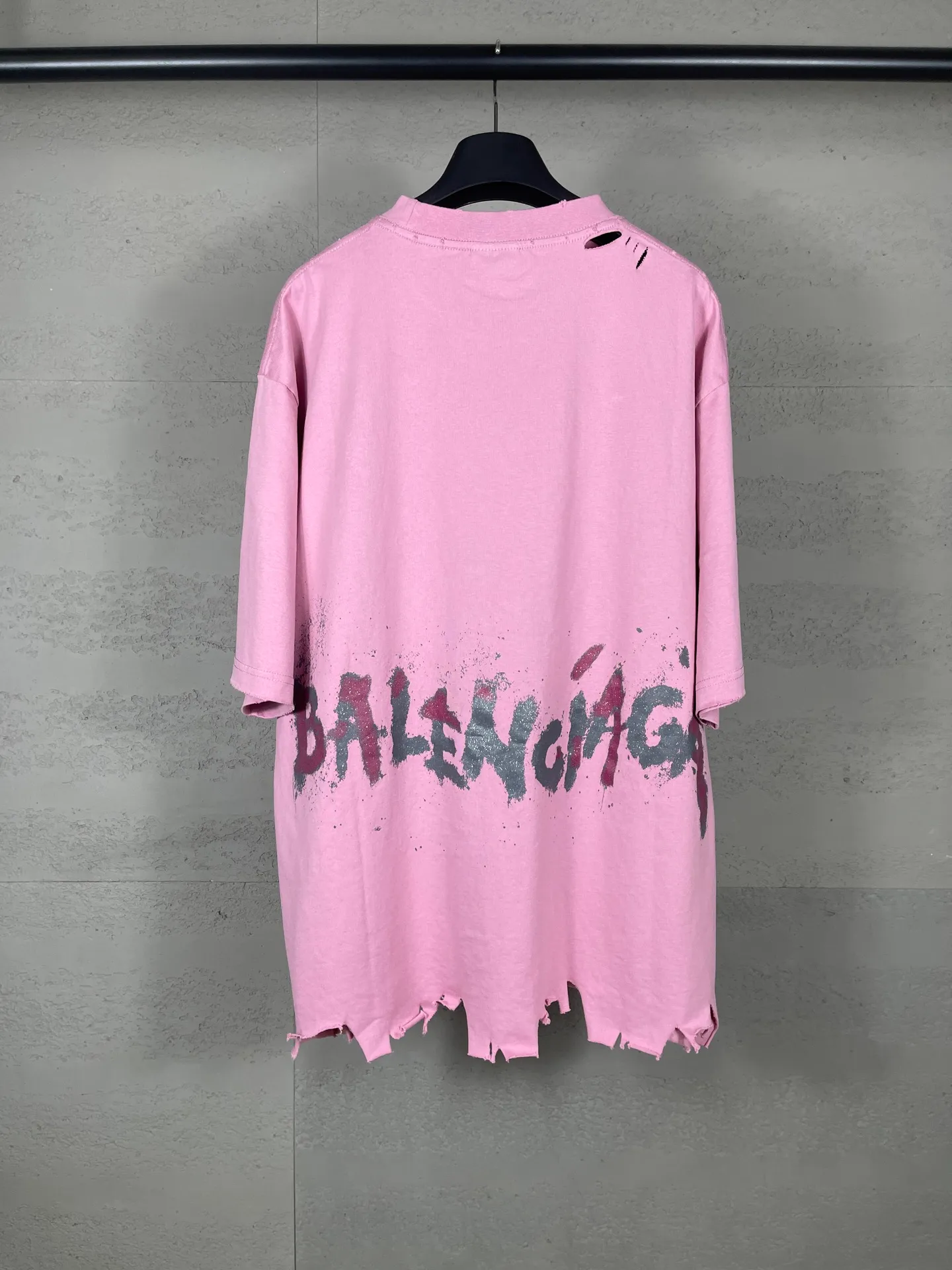 🅿️180 real shots [Top version. Official website quality] BALENCI*GA/25 new model. The front has a classic pattern of graffiti and embroidered wheat ears, and the letters on the back are hand-painted graffiti colors that collide with the old short-sleeved T-shirt # SS25, the latest style. Research and development at the first time, different market currencies. Comparisons welcome. The fabric is made of Paris ZP custom-woven and dyed cotton double yarn. Weighing 260 grams, the cloth surface is clean. The cloth pattern is clear, soft and comfortable. The threads are dyed with no color difference. The embroidery is embroidered using an imported Tajima computer embroidery machine, and the letters are hand-painted with graffiti colors on the back. Jubie market currency. Welcome to compare. The version adopts OS loose shoulder design. Same style for men and women. Code: BL253681 Color: black, pink Size: XS S M L