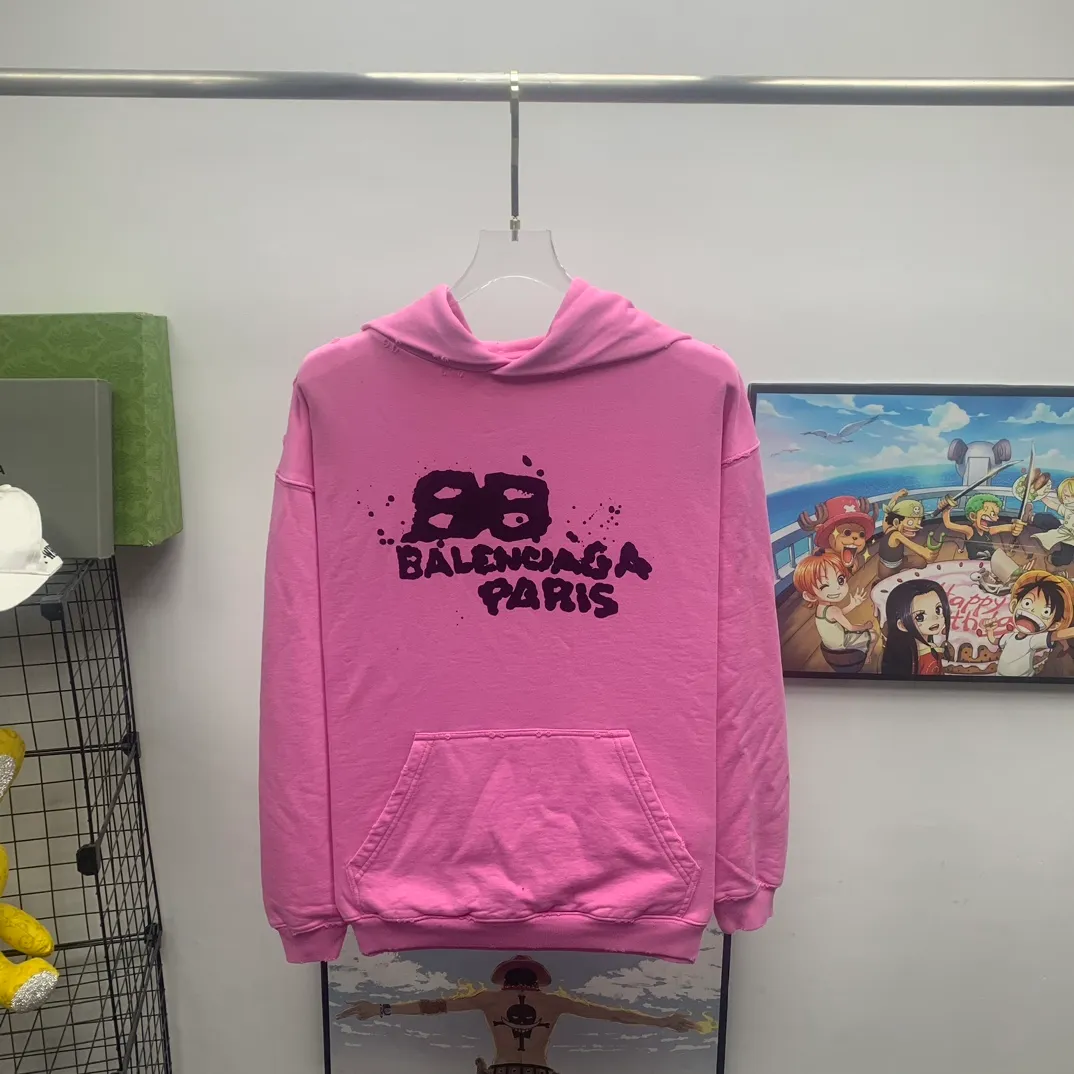Top tested version BALENCIAGA/Balenciaga 2023 SS BB hand-painted graffiti printed hooded sweatshirt ✅No.1 quality in this market Real ceiling quality ✅All original development, pay attention to detail pictures to avoid stolen pictures and merchants mix them ✅Correct 450g custom-woven and dyed 100% cotton double yarn compact cotton fabric ✅Imported Kangli direct-injection printing color ZP consistent, clear and firm, no hand feel ✅Clear cloth texture Soft and comfortable thread adopts custom-woven and dyed without color difference ✅Overweight process The color fastness is good and the ZP is consistent. Let me explain why mine is a little more expensive than others. 1. It seems to be a simple printing or embroidery. In fact, it is not simple at all. 10000% imported machine restoration is not just lip service. You are welcome to compare with peers. 2. Each model is produced by the company. The details of the workmanship and fabrics are consistent with the original ones. There is no color difference between the ones at the counters. It is not scary to reproduce. Whoever is fake is embarrassed. It’s not shameful to make a replica, it’s shameful if you can’t buy the correct version if you make a replica. 3. Note that the threaded collars are all original collars of certain countries and regions, with high wrapping. The width of the neckline and cabinets are accurate to the millimeter. Thick necklines are not easy to deform. The collars of high-end products are all restored cabinets. They are different from the big collars in the world. Ordinary garbage short-sleeves are printed with a print. The clavicle of the upper body is exposed. Please be patient. Customers who have bought genuine products or have seen genuine products will come back to place orders again. This is quality. This is quality. 4. Different styles of washed wheat main wheat, including imported wheat, have different colors and codes. Really restore the counter. As we all know, Balenciaga's collar labels in each quarter have different English or different colors. This distinguishes fast food from the world's same-colored main wheat washed wheat. 5. Pay attention to the workmanship. The stitching at the neckline has no folds, smooth and natural without overlapping lines, and truly restores this. This is something that many people cannot do. 6. The fabric is made of 450g Paris-specific double yarn. No one can make better fabrics than my family. There's really no way to compare it with the ordinary version on the market. Respect it. It's genuine and costs thousands of dollars anyway. Don't buy street stalls. Quality 7. The workmanship is fully restored. The packaging is fully restored. The cost is huge. 8. I guarantee here that this is the highest quality you can find. Size: XS-S-M-L (the correct version is very large) P:450