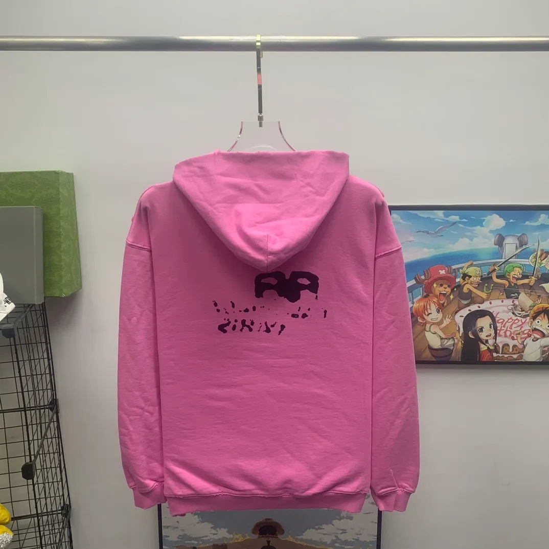 Top tested version BALENCIAGA/Balenciaga 2023 SS BB hand-painted graffiti printed hooded sweatshirt ✅No.1 quality in this market Real ceiling quality ✅All original development, pay attention to detail pictures to avoid stolen pictures and merchants mix them ✅Correct 450g custom-woven and dyed 100% cotton double yarn compact cotton fabric ✅Imported Kangli direct-injection printing color ZP consistent, clear and firm, no hand feel ✅Clear cloth texture Soft and comfortable thread adopts custom-woven and dyed without color difference ✅Overweight process The color fastness is good and the ZP is consistent. Let me explain why mine is a little more expensive than others. 1. It seems to be a simple printing or embroidery. In fact, it is not simple at all. 10000% imported machine restoration is not just lip service. You are welcome to compare with peers. 2. Each model is produced by the company. The details of the workmanship and fabrics are consistent with the original ones. There is no color difference between the ones at the counters. It is not scary to reproduce. Whoever is fake is embarrassed. It’s not shameful to make a replica, it’s shameful if you can’t buy the correct version if you make a replica. 3. Note that the threaded collars are all original collars of certain countries and regions, with high wrapping. The width of the neckline and cabinets are accurate to the millimeter. Thick necklines are not easy to deform. The collars of high-end products are all restored cabinets. They are different from the big collars in the world. Ordinary garbage short-sleeves are printed with a print. The clavicle of the upper body is exposed. Please be patient. Customers who have bought genuine products or have seen genuine products will come back to place orders again. This is quality. This is quality. 4. Different styles of washed wheat main wheat, including imported wheat, have different colors and codes. Really restore the counter. As we all know, Balenciaga's collar labels in each quarter have different English or different colors. This distinguishes fast food from the world's same-colored main wheat washed wheat. 5. Pay attention to the workmanship. The stitching at the neckline has no folds, smooth and natural without overlapping lines, and truly restores this. This is something that many people cannot do. 6. The fabric is made of 450g Paris-specific double yarn. No one can make better fabrics than my family. There's really no way to compare it with the ordinary version on the market. Respect it. It's genuine and costs thousands of dollars anyway. Don't buy street stalls. Quality 7. The workmanship is fully restored. The packaging is fully restored. The cost is huge. 8. I guarantee here that this is the highest quality you can find. Size: XS-S-M-L (the correct version is very large) P:450