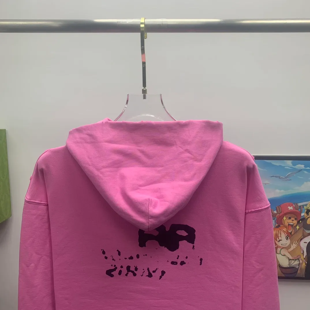 Top tested version BALENCIAGA/Balenciaga 2023 SS BB hand-painted graffiti printed hooded sweatshirt ✅No.1 quality in this market Real ceiling quality ✅All original development, pay attention to detail pictures to avoid stolen pictures and merchants mix them ✅Correct 450g custom-woven and dyed 100% cotton double yarn compact cotton fabric ✅Imported Kangli direct-injection printing color ZP consistent, clear and firm, no hand feel ✅Clear cloth texture Soft and comfortable thread adopts custom-woven and dyed without color difference ✅Overweight process The color fastness is good and the ZP is consistent. Let me explain why mine is a little more expensive than others. 1. It seems to be a simple printing or embroidery. In fact, it is not simple at all. 10000% imported machine restoration is not just lip service. You are welcome to compare with peers. 2. Each model is produced by the company. The details of the workmanship and fabrics are consistent with the original ones. There is no color difference between the ones at the counters. It is not scary to reproduce. Whoever is fake is embarrassed. It’s not shameful to make a replica, it’s shameful if you can’t buy the correct version if you make a replica. 3. Note that the threaded collars are all original collars of certain countries and regions, with high wrapping. The width of the neckline and cabinets are accurate to the millimeter. Thick necklines are not easy to deform. The collars of high-end products are all restored cabinets. They are different from the big collars in the world. Ordinary garbage short-sleeves are printed with a print. The clavicle of the upper body is exposed. Please be patient. Customers who have bought genuine products or have seen genuine products will come back to place orders again. This is quality. This is quality. 4. Different styles of washed wheat main wheat, including imported wheat, have different colors and codes. Really restore the counter. As we all know, Balenciaga's collar labels in each quarter have different English or different colors. This distinguishes fast food from the world's same-colored main wheat washed wheat. 5. Pay attention to the workmanship. The stitching at the neckline has no folds, smooth and natural without overlapping lines, and truly restores this. This is something that many people cannot do. 6. The fabric is made of 450g Paris-specific double yarn. No one can make better fabrics than my family. There's really no way to compare it with the ordinary version on the market. Respect it. It's genuine and costs thousands of dollars anyway. Don't buy street stalls. Quality 7. The workmanship is fully restored. The packaging is fully restored. The cost is huge. 8. I guarantee here that this is the highest quality you can find. Size: XS-S-M-L (the correct version is very large) P:450