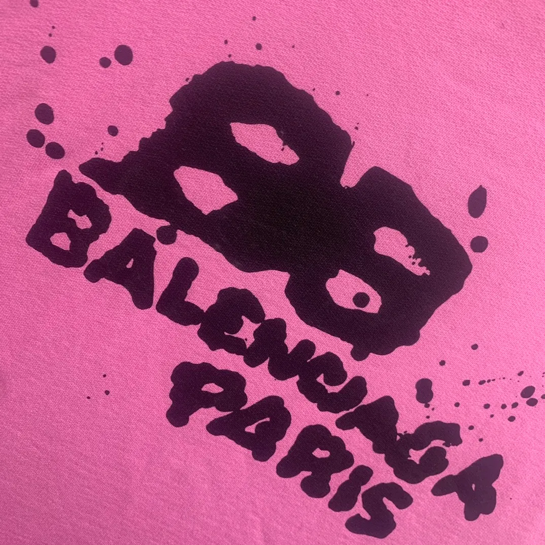 Top tested version BALENCIAGA/Balenciaga 2023 SS BB hand-painted graffiti printed hooded sweatshirt ✅No.1 quality in this market Real ceiling quality ✅All original development, pay attention to detail pictures to avoid stolen pictures and merchants mix them ✅Correct 450g custom-woven and dyed 100% cotton double yarn compact cotton fabric ✅Imported Kangli direct-injection printing color ZP consistent, clear and firm, no hand feel ✅Clear cloth texture Soft and comfortable thread adopts custom-woven and dyed without color difference ✅Overweight process The color fastness is good and the ZP is consistent. Let me explain why mine is a little more expensive than others. 1. It seems to be a simple printing or embroidery. In fact, it is not simple at all. 10000% imported machine restoration is not just lip service. You are welcome to compare with peers. 2. Each model is produced by the company. The details of the workmanship and fabrics are consistent with the original ones. There is no color difference between the ones at the counters. It is not scary to reproduce. Whoever is fake is embarrassed. It’s not shameful to make a replica, it’s shameful if you can’t buy the correct version if you make a replica. 3. Note that the threaded collars are all original collars of certain countries and regions, with high wrapping. The width of the neckline and cabinets are accurate to the millimeter. Thick necklines are not easy to deform. The collars of high-end products are all restored cabinets. They are different from the big collars in the world. Ordinary garbage short-sleeves are printed with a print. The clavicle of the upper body is exposed. Please be patient. Customers who have bought genuine products or have seen genuine products will come back to place orders again. This is quality. This is quality. 4. Different styles of washed wheat main wheat, including imported wheat, have different colors and codes. Really restore the counter. As we all know, Balenciaga's collar labels in each quarter have different English or different colors. This distinguishes fast food from the world's same-colored main wheat washed wheat. 5. Pay attention to the workmanship. The stitching at the neckline has no folds, smooth and natural without overlapping lines, and truly restores this. This is something that many people cannot do. 6. The fabric is made of 450g Paris-specific double yarn. No one can make better fabrics than my family. There's really no way to compare it with the ordinary version on the market. Respect it. It's genuine and costs thousands of dollars anyway. Don't buy street stalls. Quality 7. The workmanship is fully restored. The packaging is fully restored. The cost is huge. 8. I guarantee here that this is the highest quality you can find. Size: XS-S-M-L (the correct version is very large) P:450