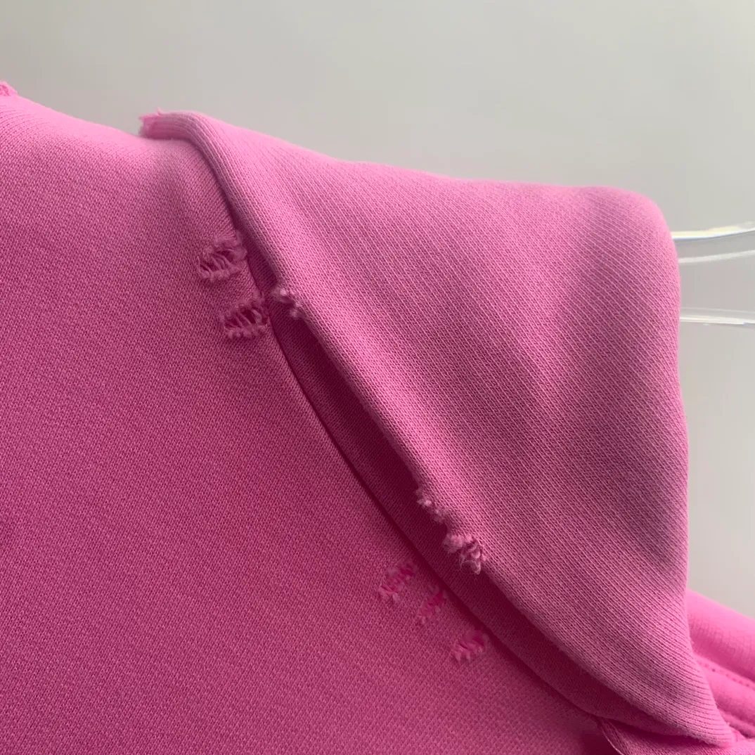 Top tested version BALENCIAGA/Balenciaga 2023 SS BB hand-painted graffiti printed hooded sweatshirt ✅No.1 quality in this market Real ceiling quality ✅All original development, pay attention to detail pictures to avoid stolen pictures and merchants mix them ✅Correct 450g custom-woven and dyed 100% cotton double yarn compact cotton fabric ✅Imported Kangli direct-injection printing color ZP consistent, clear and firm, no hand feel ✅Clear cloth texture Soft and comfortable thread adopts custom-woven and dyed without color difference ✅Overweight process The color fastness is good and the ZP is consistent. Let me explain why mine is a little more expensive than others. 1. It seems to be a simple printing or embroidery. In fact, it is not simple at all. 10000% imported machine restoration is not just lip service. You are welcome to compare with peers. 2. Each model is produced by the company. The details of the workmanship and fabrics are consistent with the original ones. There is no color difference between the ones at the counters. It is not scary to reproduce. Whoever is fake is embarrassed. It’s not shameful to make a replica, it’s shameful if you can’t buy the correct version if you make a replica. 3. Note that the threaded collars are all original collars of certain countries and regions, with high wrapping. The width of the neckline and cabinets are accurate to the millimeter. Thick necklines are not easy to deform. The collars of high-end products are all restored cabinets. They are different from the big collars in the world. Ordinary garbage short-sleeves are printed with a print. The clavicle of the upper body is exposed. Please be patient. Customers who have bought genuine products or have seen genuine products will come back to place orders again. This is quality. This is quality. 4. Different styles of washed wheat main wheat, including imported wheat, have different colors and codes. Really restore the counter. As we all know, Balenciaga's collar labels in each quarter have different English or different colors. This distinguishes fast food from the world's same-colored main wheat washed wheat. 5. Pay attention to the workmanship. The stitching at the neckline has no folds, smooth and natural without overlapping lines, and truly restores this. This is something that many people cannot do. 6. The fabric is made of 450g Paris-specific double yarn. No one can make better fabrics than my family. There's really no way to compare it with the ordinary version on the market. Respect it. It's genuine and costs thousands of dollars anyway. Don't buy street stalls. Quality 7. The workmanship is fully restored. The packaging is fully restored. The cost is huge. 8. I guarantee here that this is the highest quality you can find. Size: XS-S-M-L (the correct version is very large) P:450