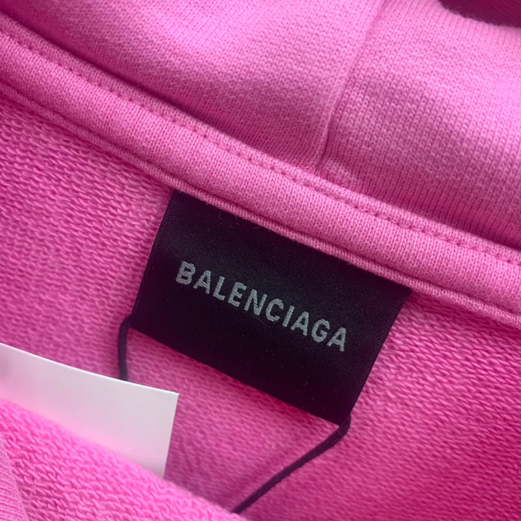 Top tested version BALENCIAGA/Balenciaga 2023 SS BB hand-painted graffiti printed hooded sweatshirt ✅No.1 quality in this market Real ceiling quality ✅All original development, pay attention to detail pictures to avoid stolen pictures and merchants mix them ✅Correct 450g custom-woven and dyed 100% cotton double yarn compact cotton fabric ✅Imported Kangli direct-injection printing color ZP consistent, clear and firm, no hand feel ✅Clear cloth texture Soft and comfortable thread adopts custom-woven and dyed without color difference ✅Overweight process The color fastness is good and the ZP is consistent. Let me explain why mine is a little more expensive than others. 1. It seems to be a simple printing or embroidery. In fact, it is not simple at all. 10000% imported machine restoration is not just lip service. You are welcome to compare with peers. 2. Each model is produced by the company. The details of the workmanship and fabrics are consistent with the original ones. There is no color difference between the ones at the counters. It is not scary to reproduce. Whoever is fake is embarrassed. It’s not shameful to make a replica, it’s shameful if you can’t buy the correct version if you make a replica. 3. Note that the threaded collars are all original collars of certain countries and regions, with high wrapping. The width of the neckline and cabinets are accurate to the millimeter. Thick necklines are not easy to deform. The collars of high-end products are all restored cabinets. They are different from the big collars in the world. Ordinary garbage short-sleeves are printed with a print. The clavicle of the upper body is exposed. Please be patient. Customers who have bought genuine products or have seen genuine products will come back to place orders again. This is quality. This is quality. 4. Different styles of washed wheat main wheat, including imported wheat, have different colors and codes. Really restore the counter. As we all know, Balenciaga's collar labels in each quarter have different English or different colors. This distinguishes fast food from the world's same-colored main wheat washed wheat. 5. Pay attention to the workmanship. The stitching at the neckline has no folds, smooth and natural without overlapping lines, and truly restores this. This is something that many people cannot do. 6. The fabric is made of 450g Paris-specific double yarn. No one can make better fabrics than my family. There's really no way to compare it with the ordinary version on the market. Respect it. It's genuine and costs thousands of dollars anyway. Don't buy street stalls. Quality 7. The workmanship is fully restored. The packaging is fully restored. The cost is huge. 8. I guarantee here that this is the highest quality you can find. Size: XS-S-M-L (the correct version is very large) P:450